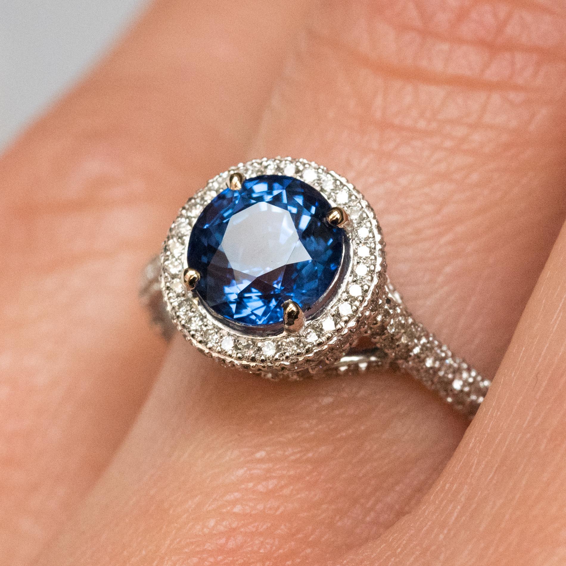 French 2.26 Carat Royal Blue Sri Lanka Certified Sapphire Diamonds Ring For Sale 2