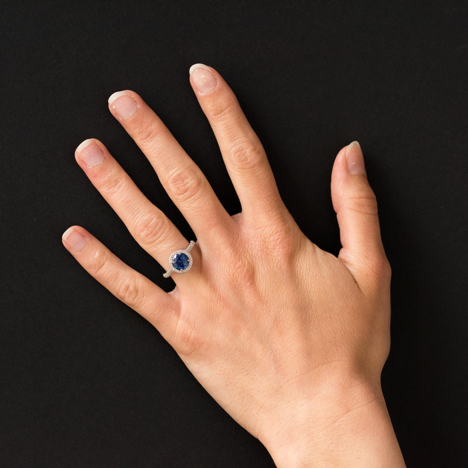 French 2.26 Carat Royal Blue Sri Lanka Certified Sapphire Diamonds Ring For Sale 3