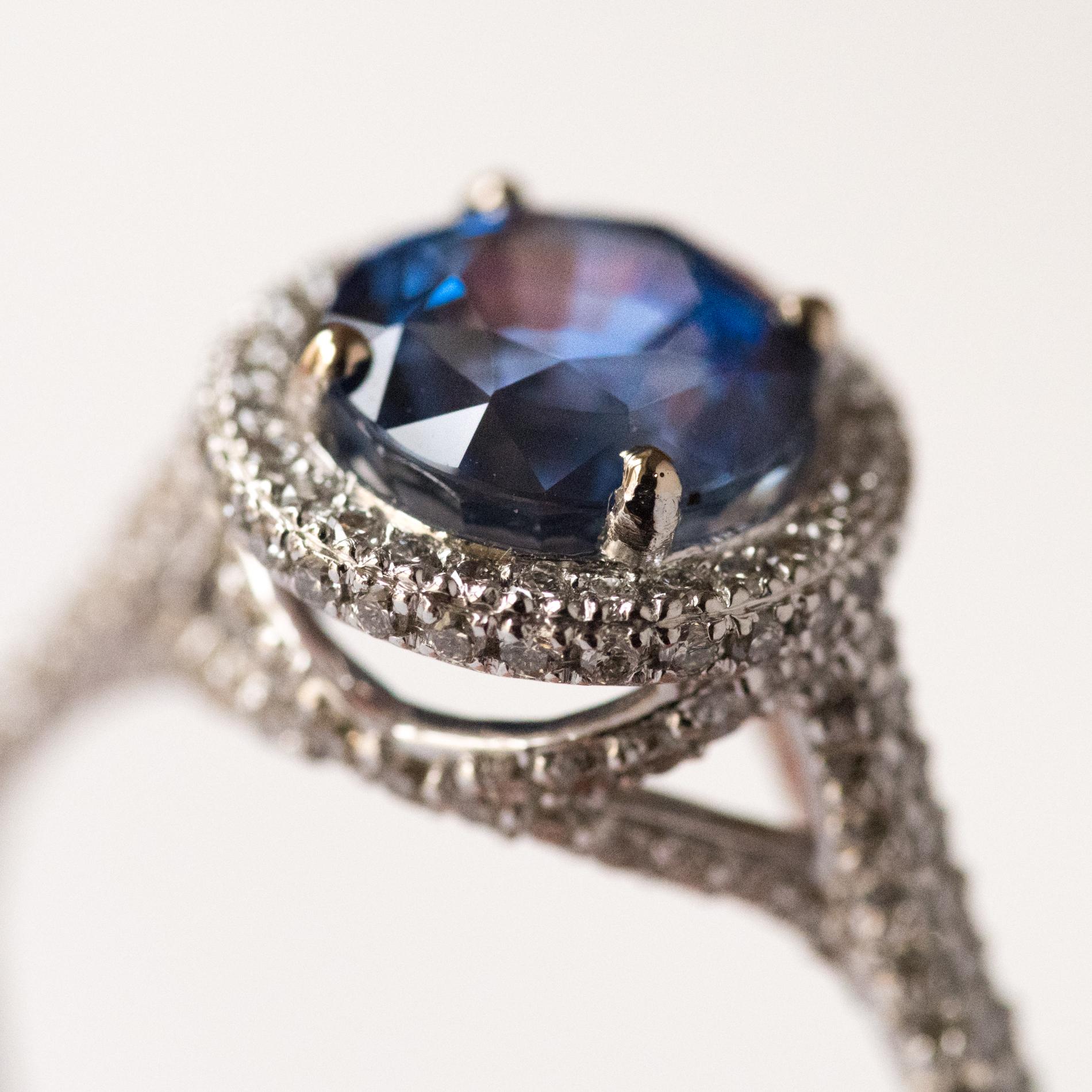 Modern French 2.26 Carat Royal Blue Sri Lanka Certified Sapphire Diamonds Ring For Sale