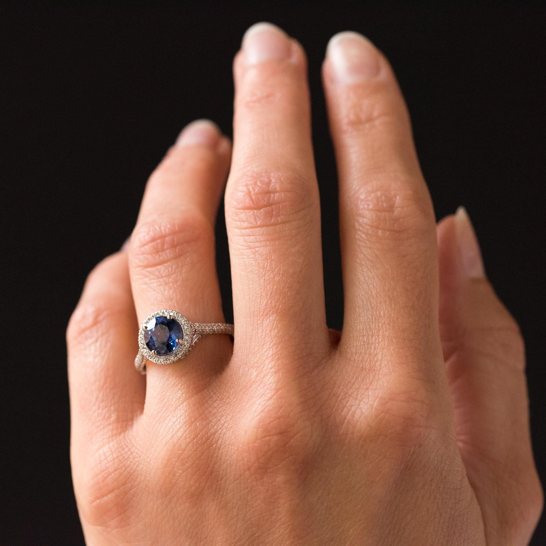 French 2.26 Carat Royal Blue Sri Lanka Certified Sapphire Diamonds Ring In New Condition For Sale In Poitiers, FR