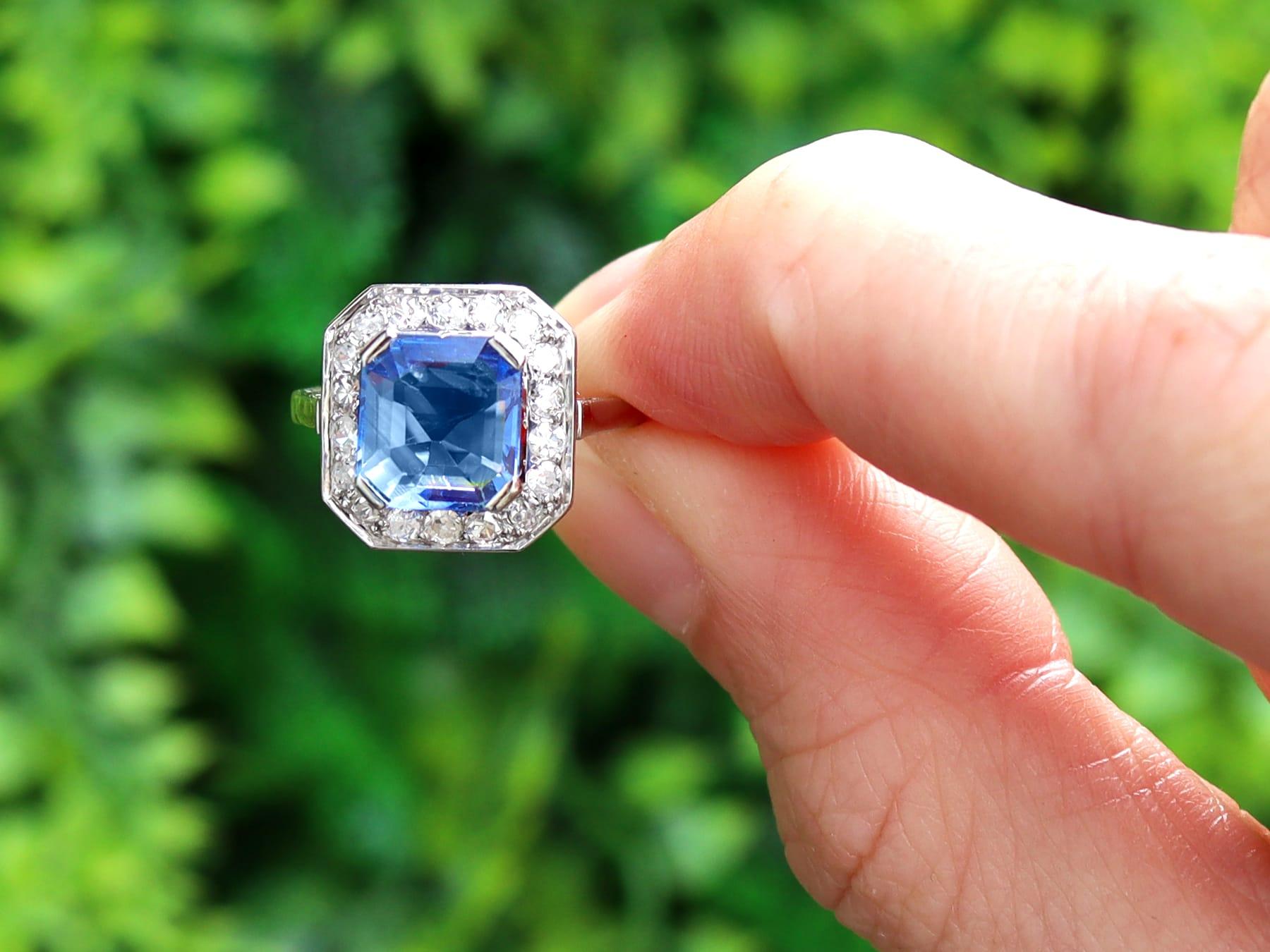 Ein atemberaubender, feiner und beeindruckender französischer Vintage-Ring mit 2,38 Karat Ceylon-Saphir, 0,30 Karat Diamant, 18 Karat Weißgold und Platin; Teil unserer vielfältigen Kollektion von Saphir-Verlobungsringen.

Dieser atemberaubende,