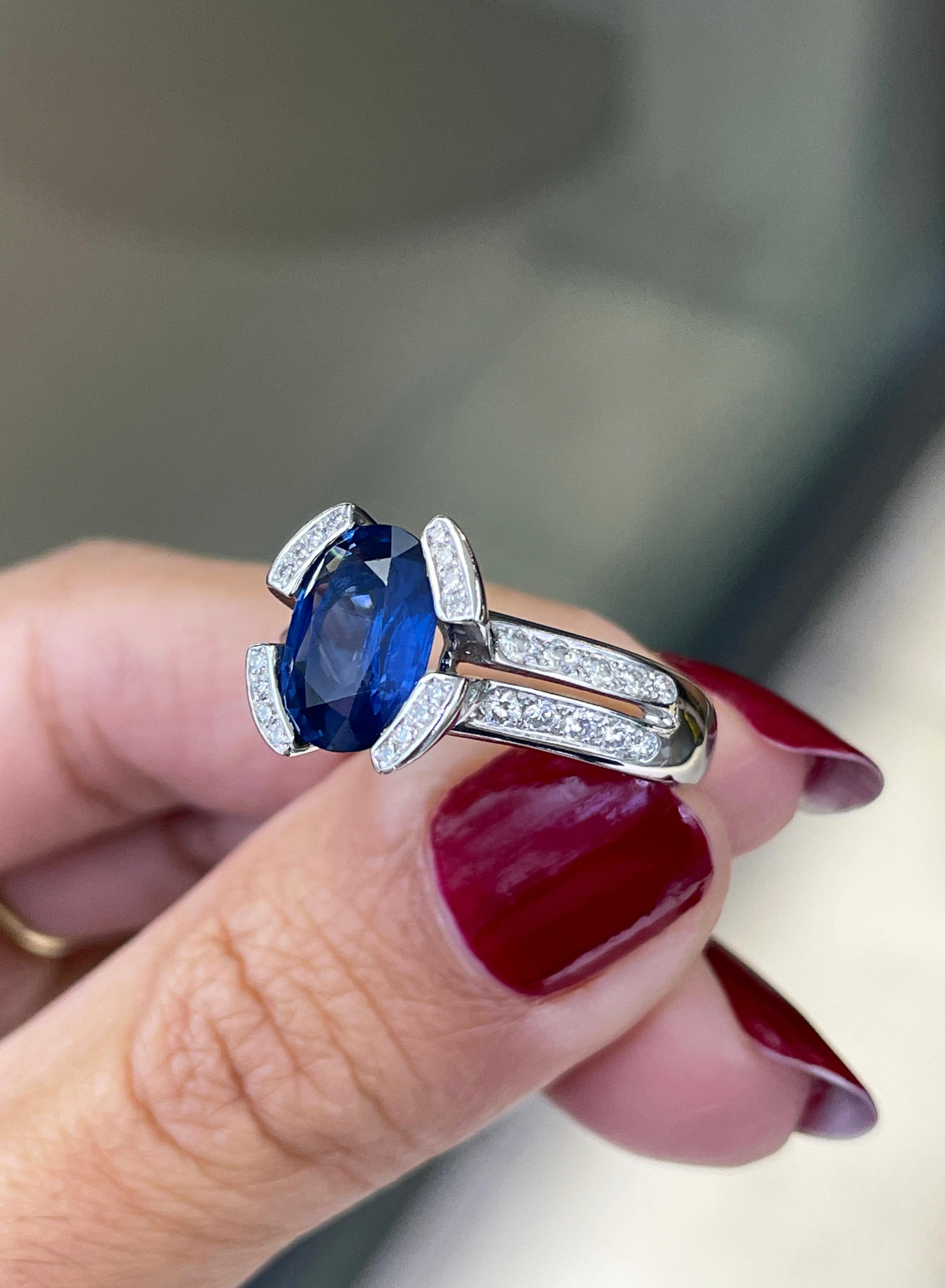 French 2.75 Carat Blue Sapphire and Diamond 18 Carat Gold Engagement Ring In Excellent Condition For Sale In London, GB