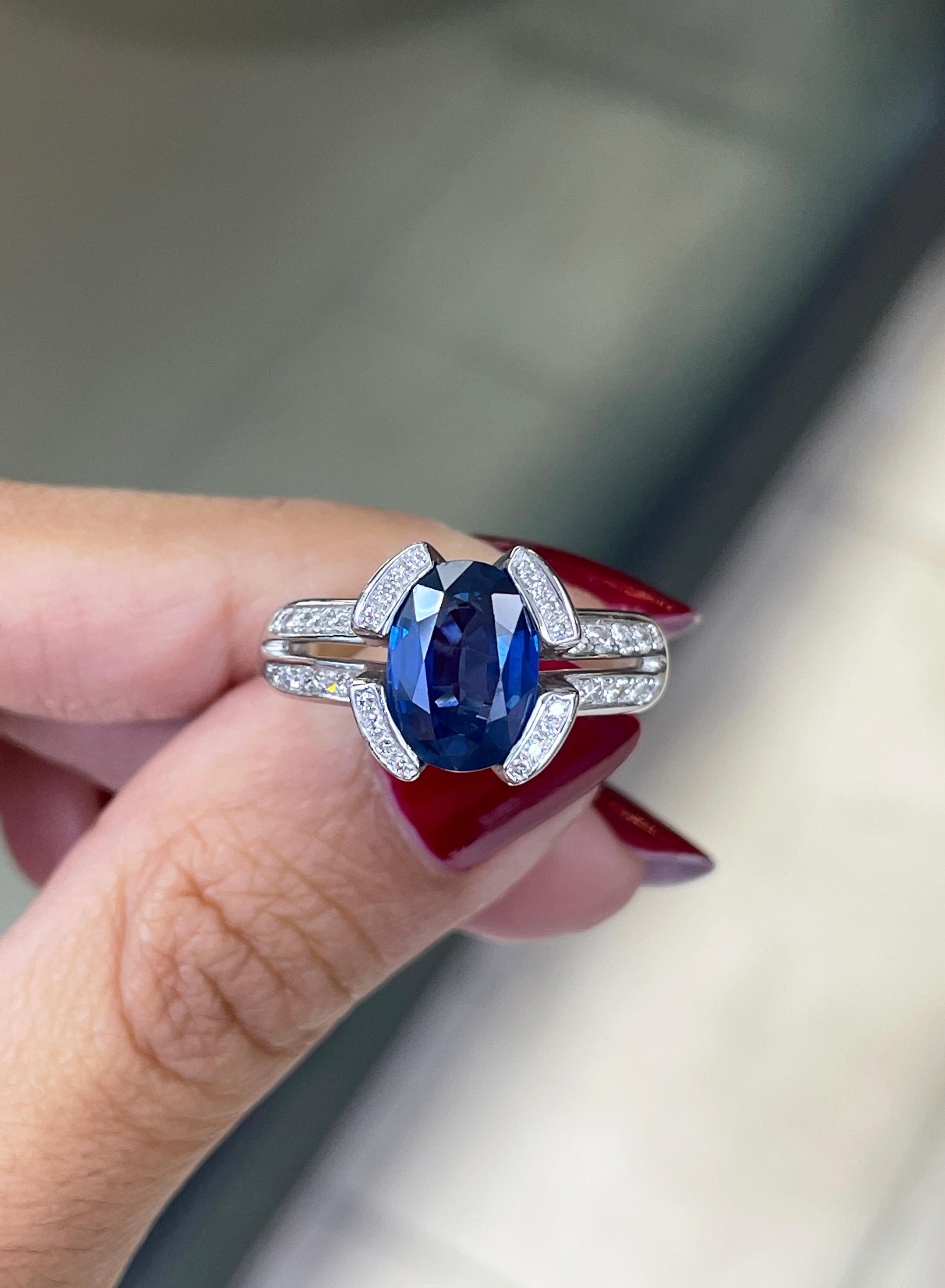 Bague de fiançailles française en or 18 carats avec saphir bleu de 2,75 carats et diamants Pour femmes en vente