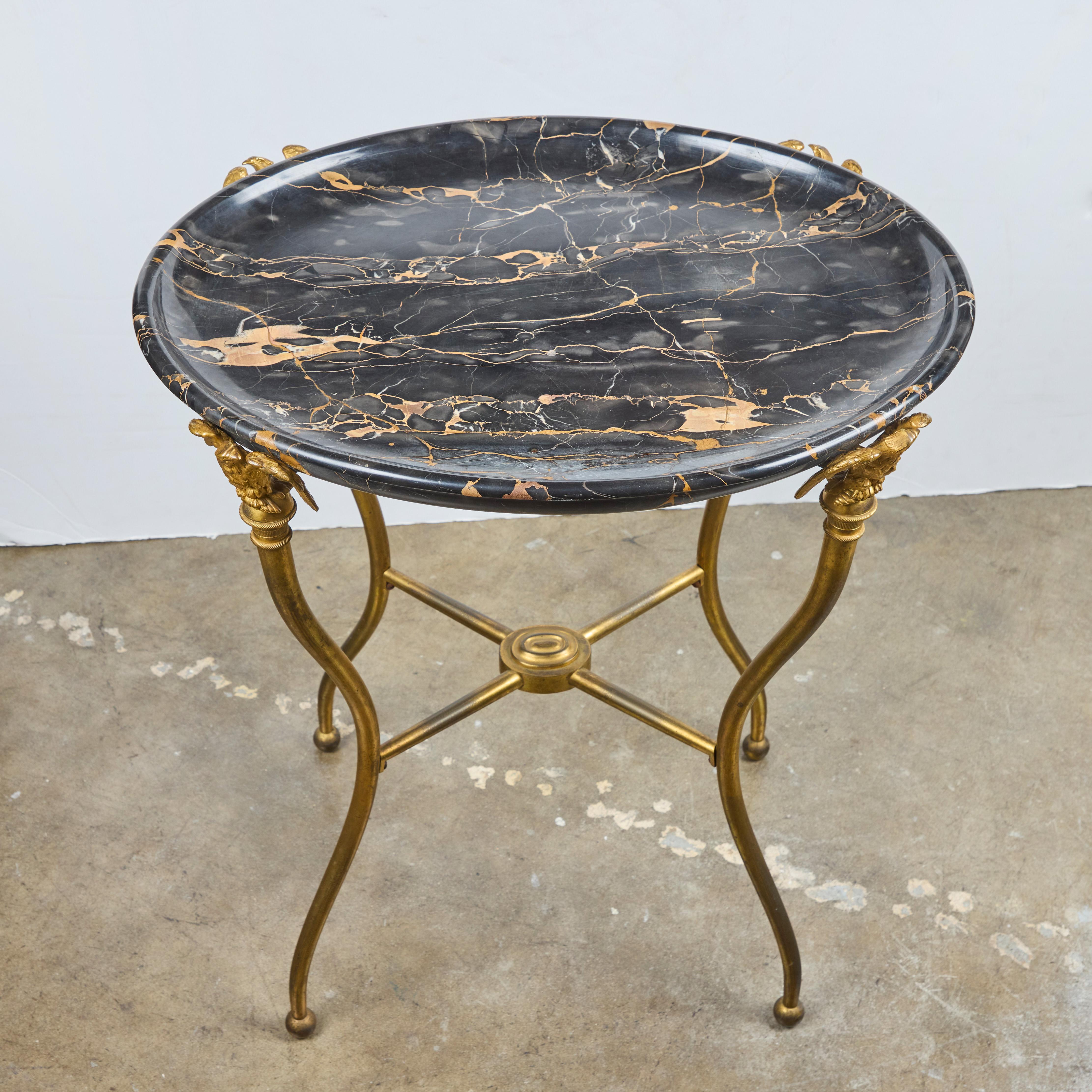 Piétement de table français du Second Empire, doré et orné d'aigles en fonte, supportant un magnifique plateau en marbre de Nero.