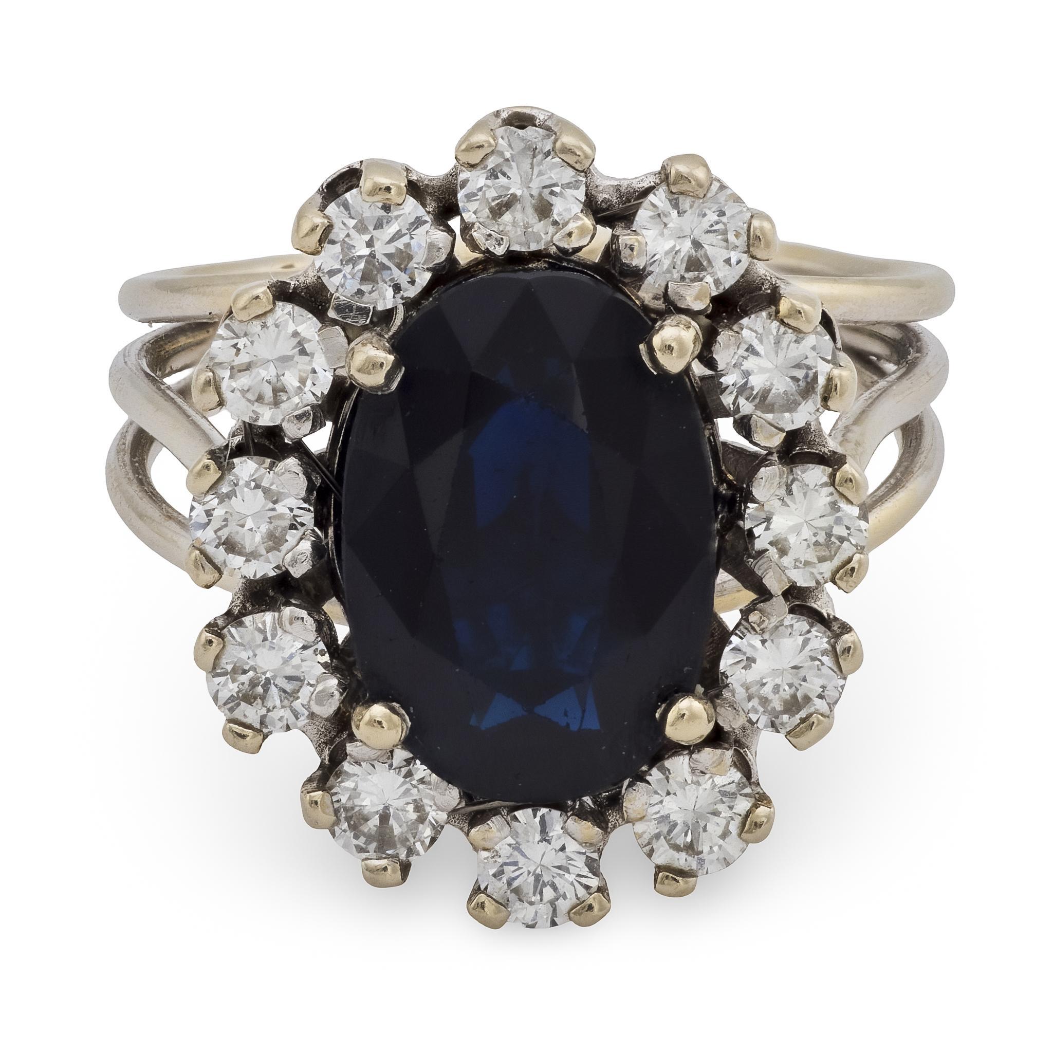Questo anello vintage francese degli anni '80 presenta uno straordinario zaffiro blu scuro di 3 carati con taglio ovale, incastonato in oro bianco 18 carati e marchiato con la testa dell'aquila francese e con i marchi del produttore. Dodici diamanti