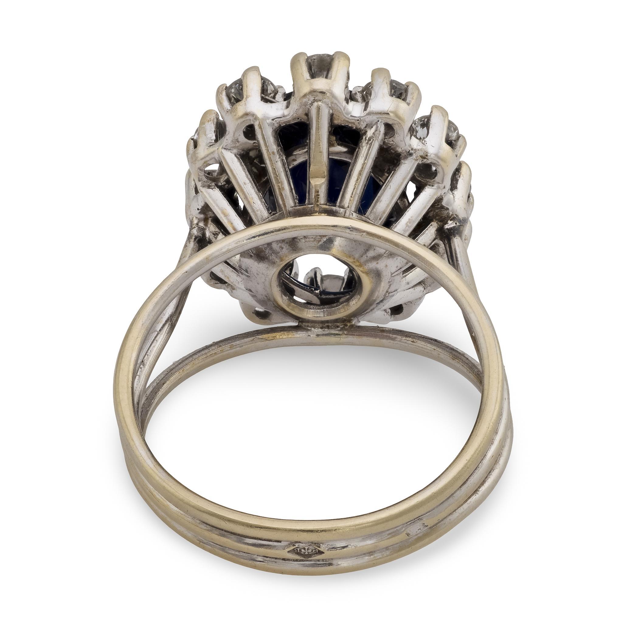 Contemporaneo Anello francese a grappolo con zaffiro e diamante da 3 carati in oro bianco 18 carati in vendita