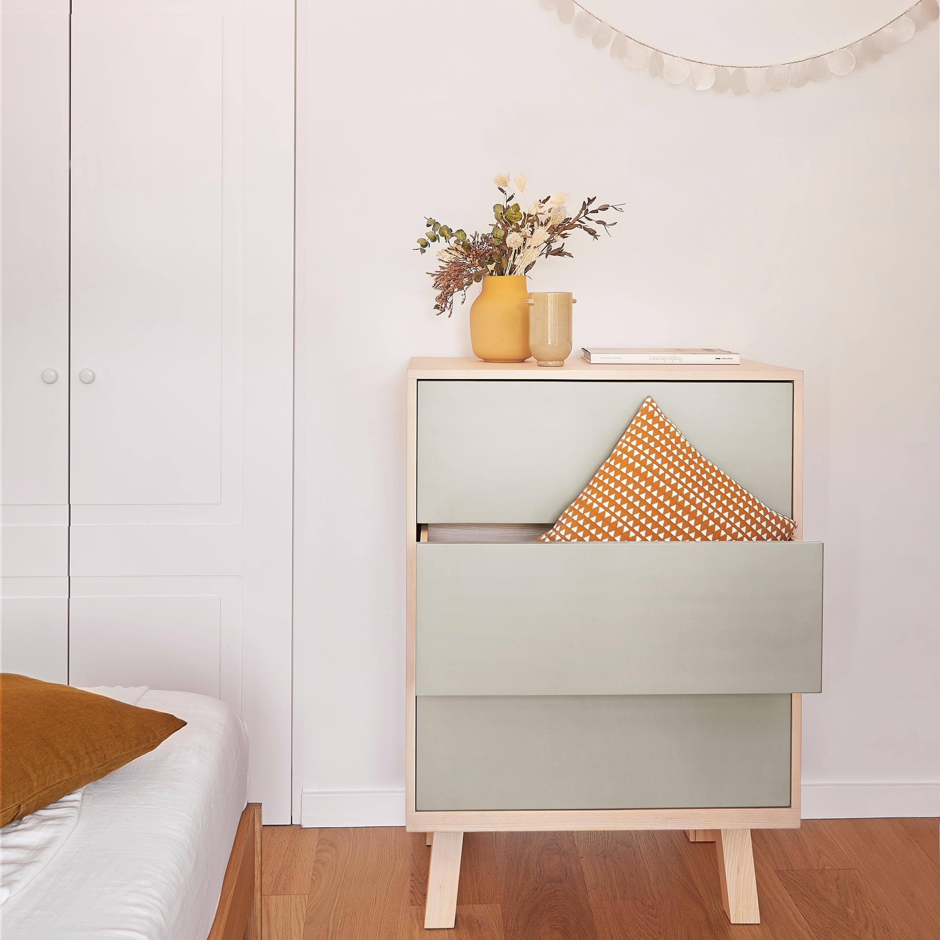 Questo chiffonnier a 3 cassetti è presentato in legno di frassino ed è disponibile anche in Wood Oak. 

Non è necessario alcun assemblaggio da parte tua, i nostri mobili sono completamente montati nel nostro laboratorio. 

I 3 cassetti si aprono con