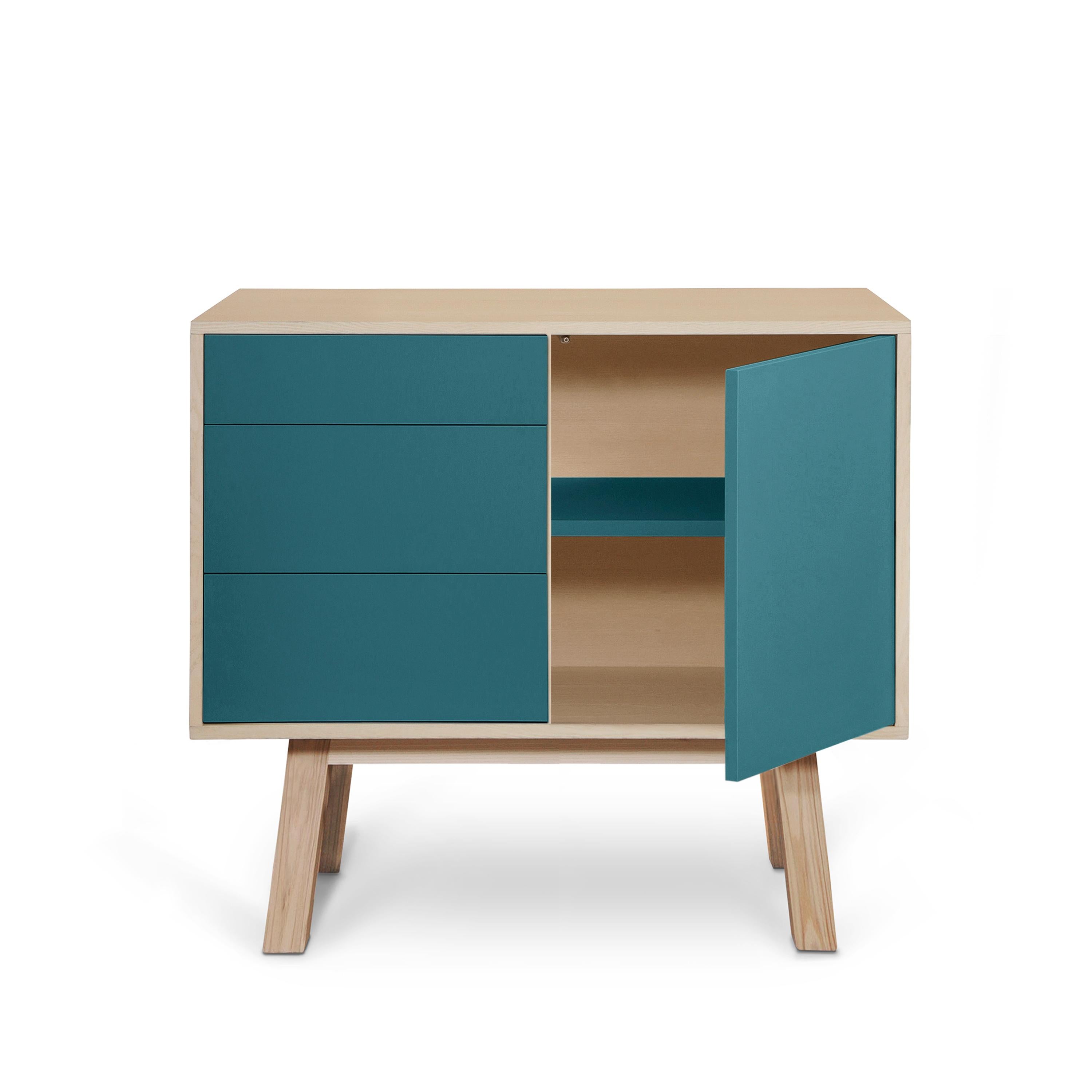 Armario francés de madera personalizable azul marino de 3 cajones del diseñador E. Gizard Escandinavo moderno en venta