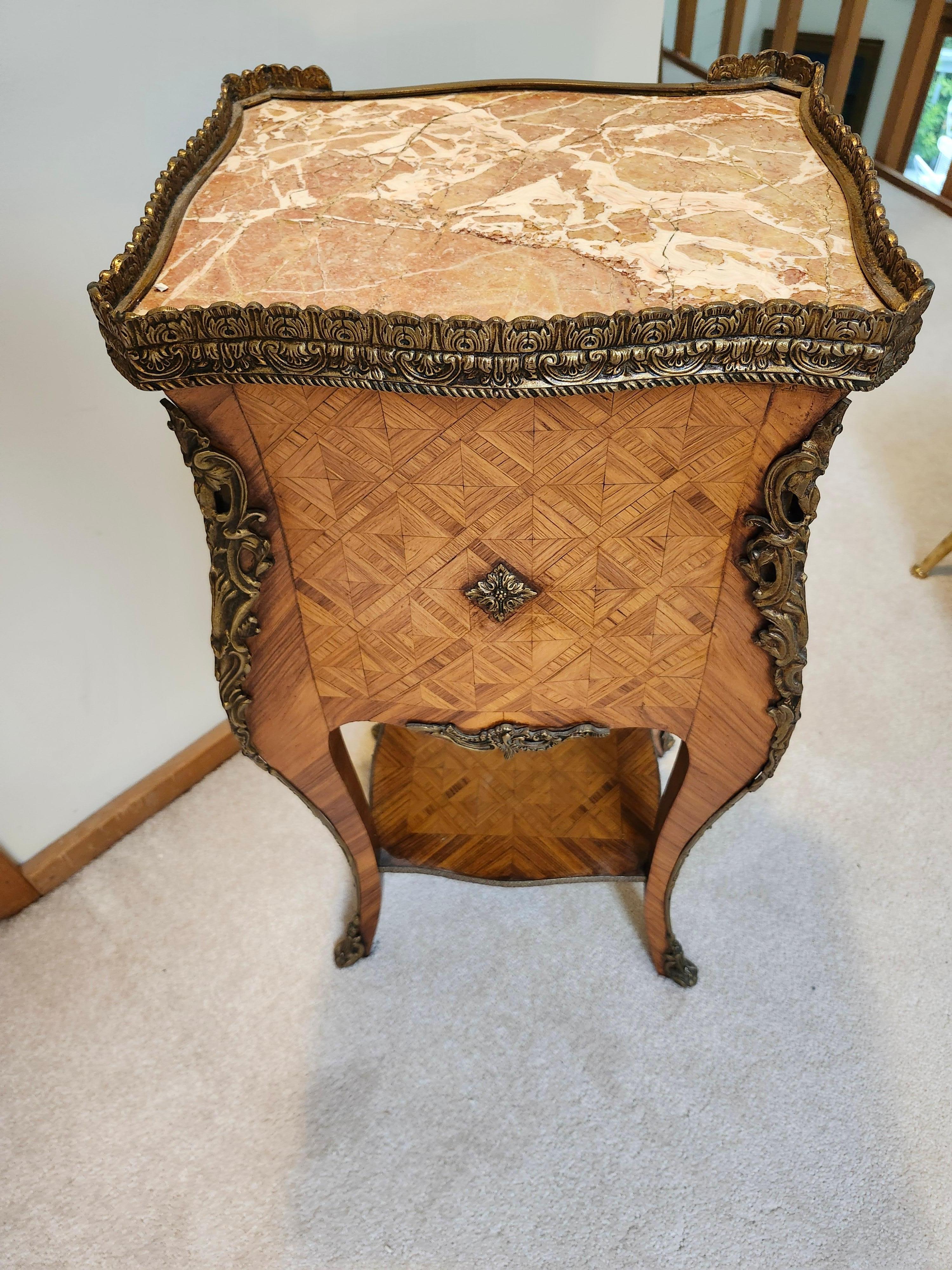 Comodino francese a 3 cassetti con supporti in bronzo intarsiato e piano in marmo in vendita 6