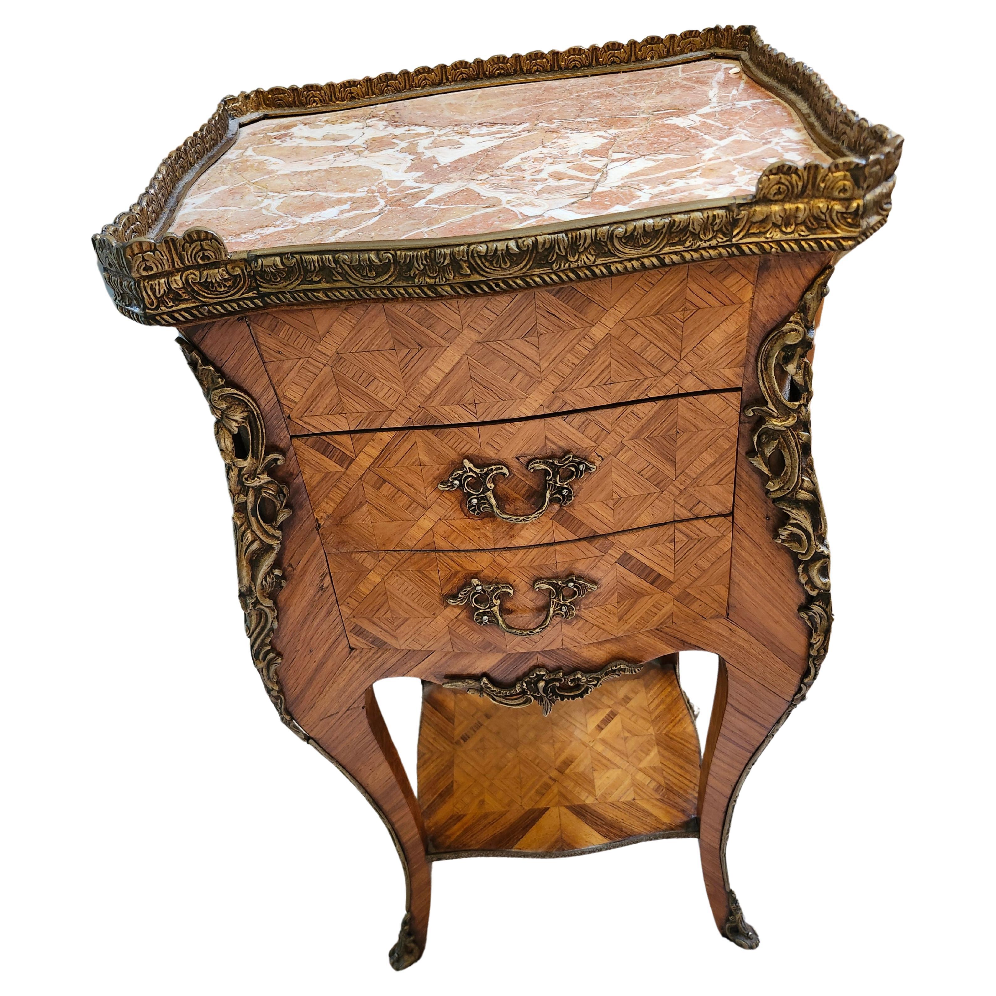 Favoloso comodino o tavolino provinciale francese a 3 cassetti con intarsio di tarsia, montature in bronzo e piano in marmo di Siena, il tutto in ottime condizioni. 
La particolarità è che questo tavolo ha un cassetto laterale sul lato destro. Due