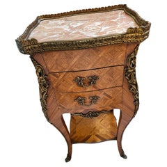 Table de nuit française à 3 tiroirs avec montures en bronze marqueté et plateau en marbre