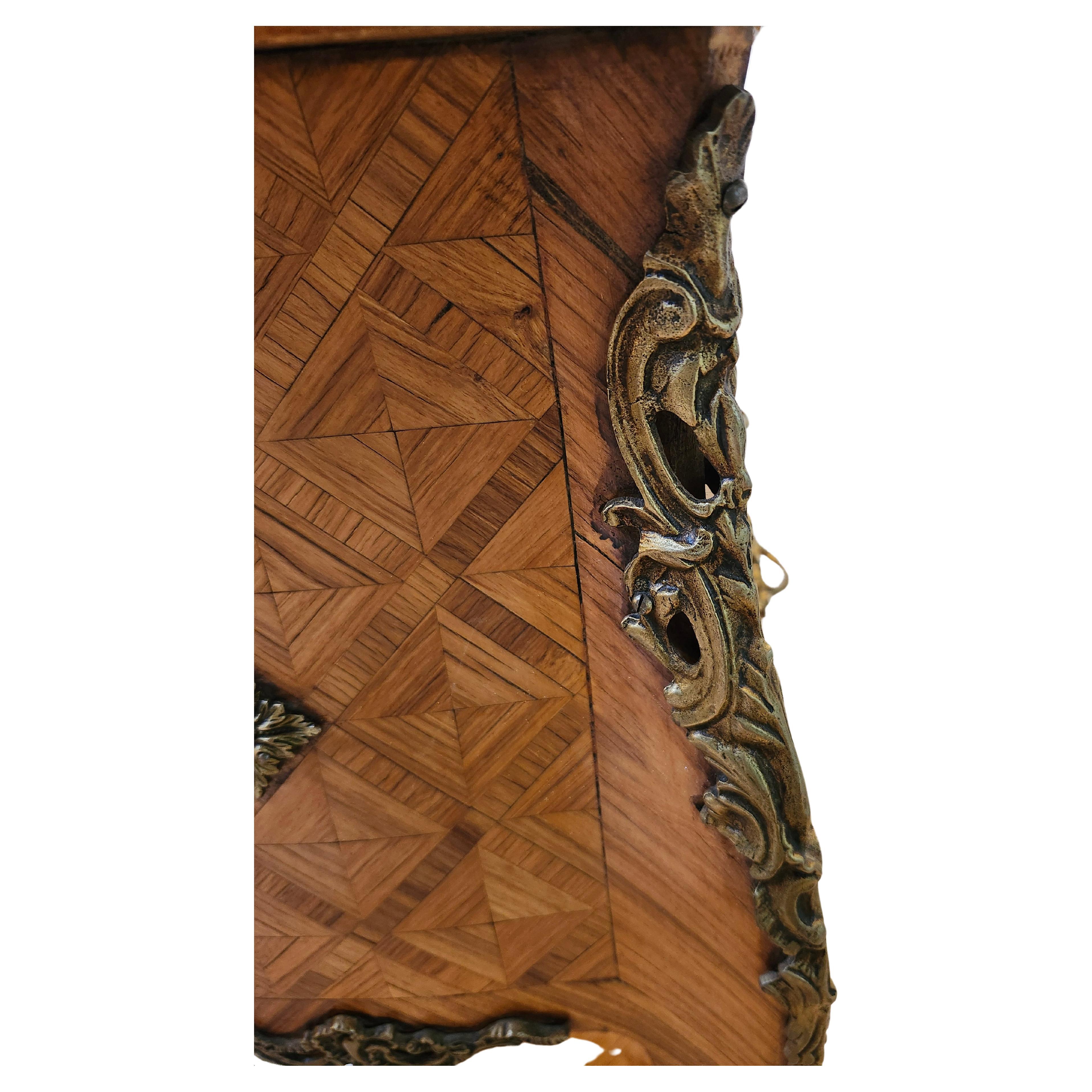 Stile provenzale Comodino francese a 3 cassetti con supporti in bronzo intarsiato e piano in marmo in vendita