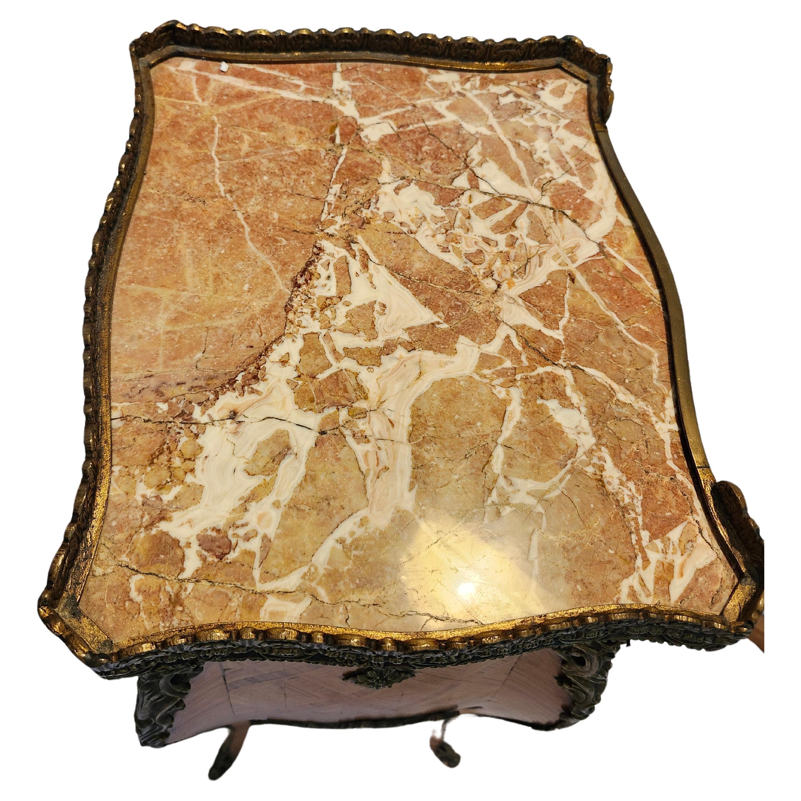 Calco Comodino francese a 3 cassetti con supporti in bronzo intarsiato e piano in marmo in vendita