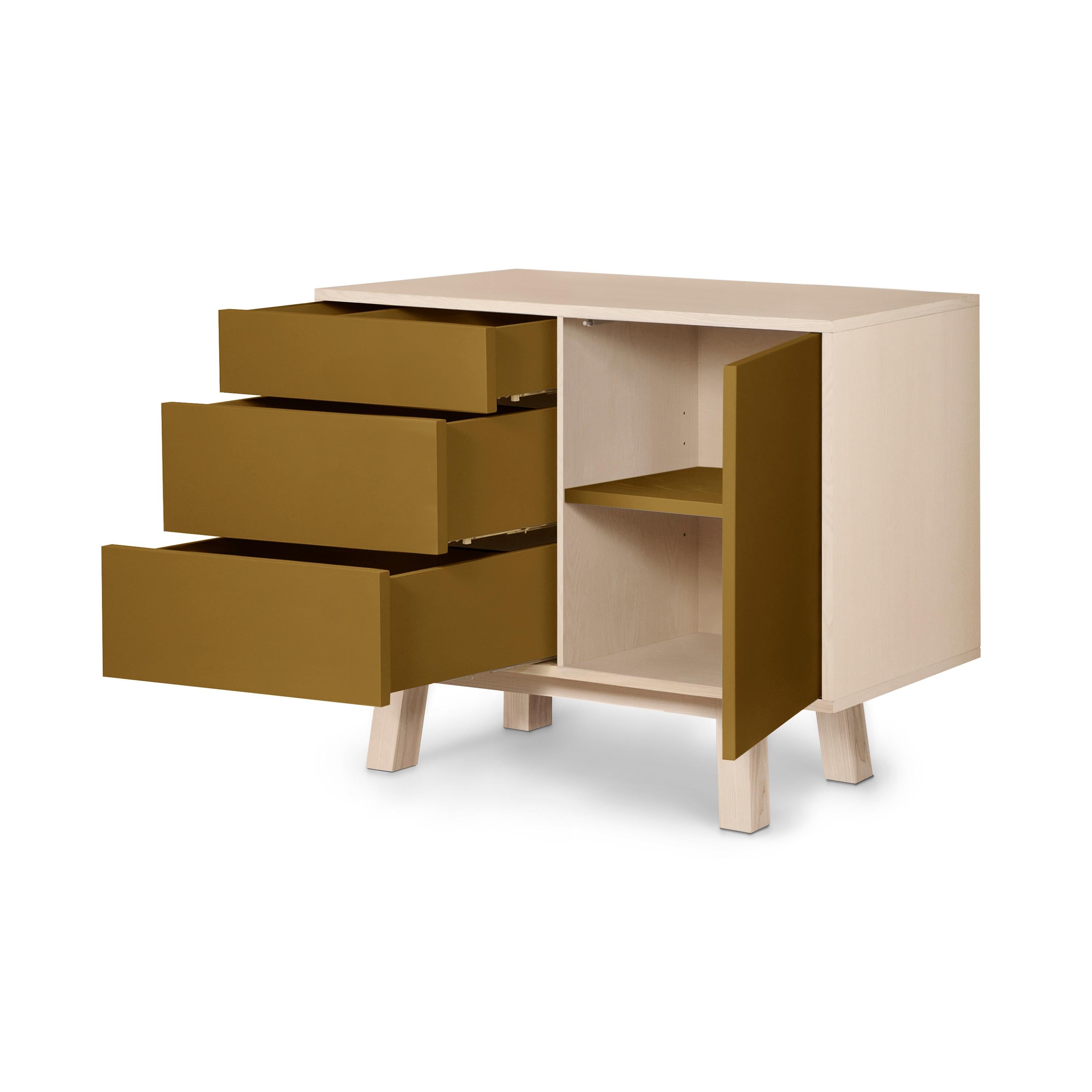 Questa credenza a 1 anta e 3 cassetti è stata disegnata da Eric Gizard - Parigi.

È realizzato al 100% in Francia con legno massiccio di frassino, impiallacciatura e ante laccate in pannelli MDF. 

Ogni sportello e ogni cassetto si apre con una