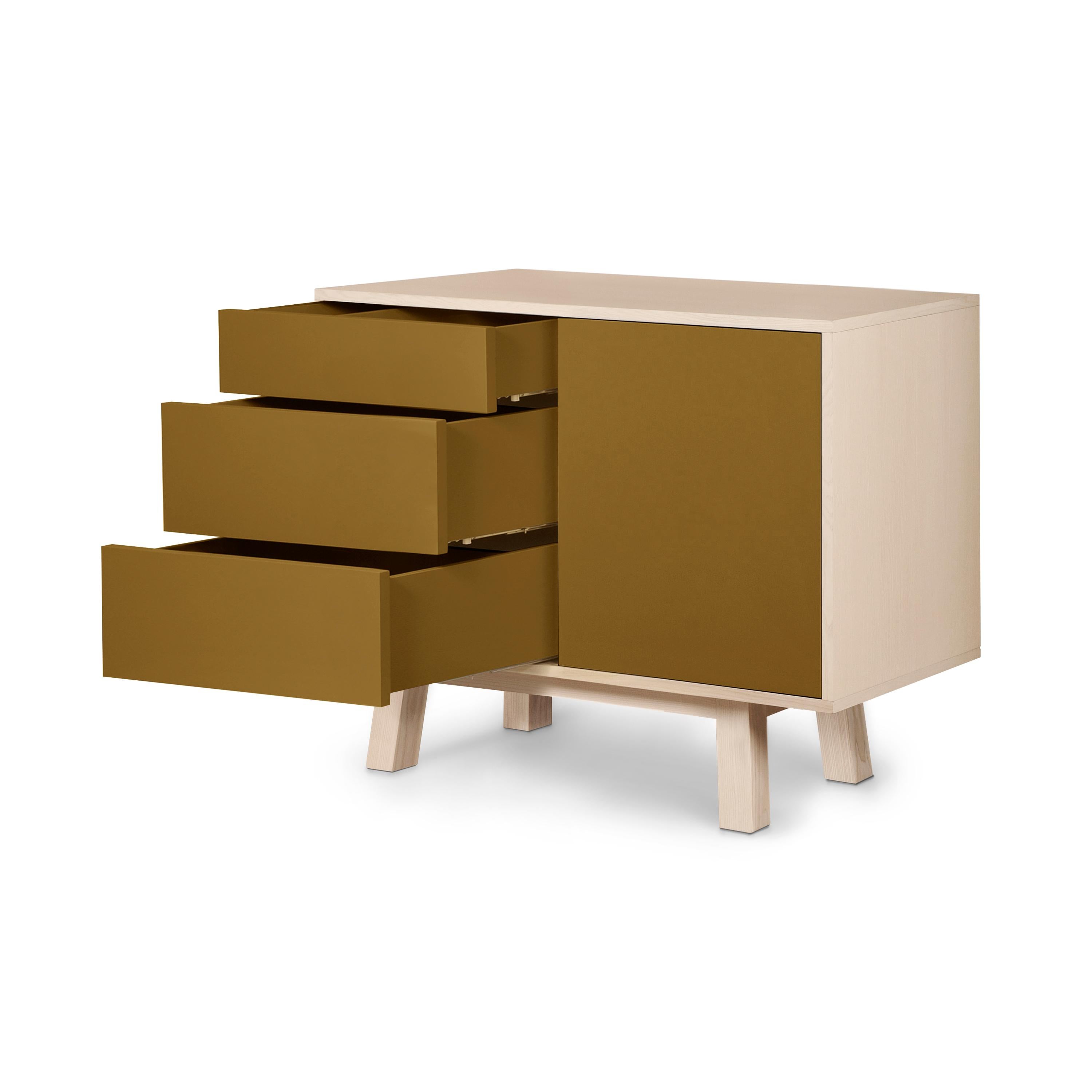 Scandinavo moderno Mobiletto basso francese a 3 cassetti in legno laccato foglia di tabacco di Eric Gizard, Parigi in vendita