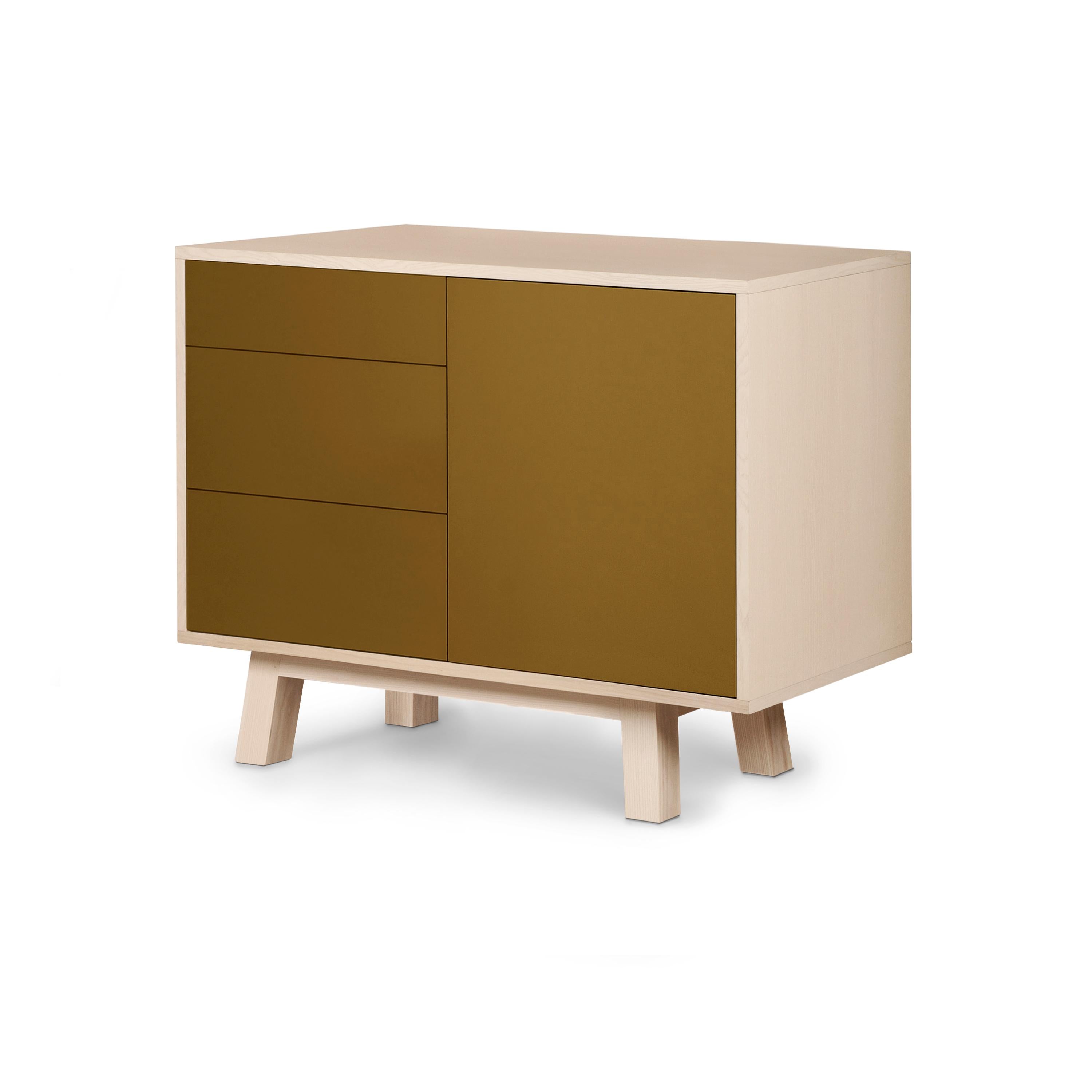 Laccato Mobiletto basso francese a 3 cassetti in legno laccato foglia di tabacco di Eric Gizard, Parigi in vendita