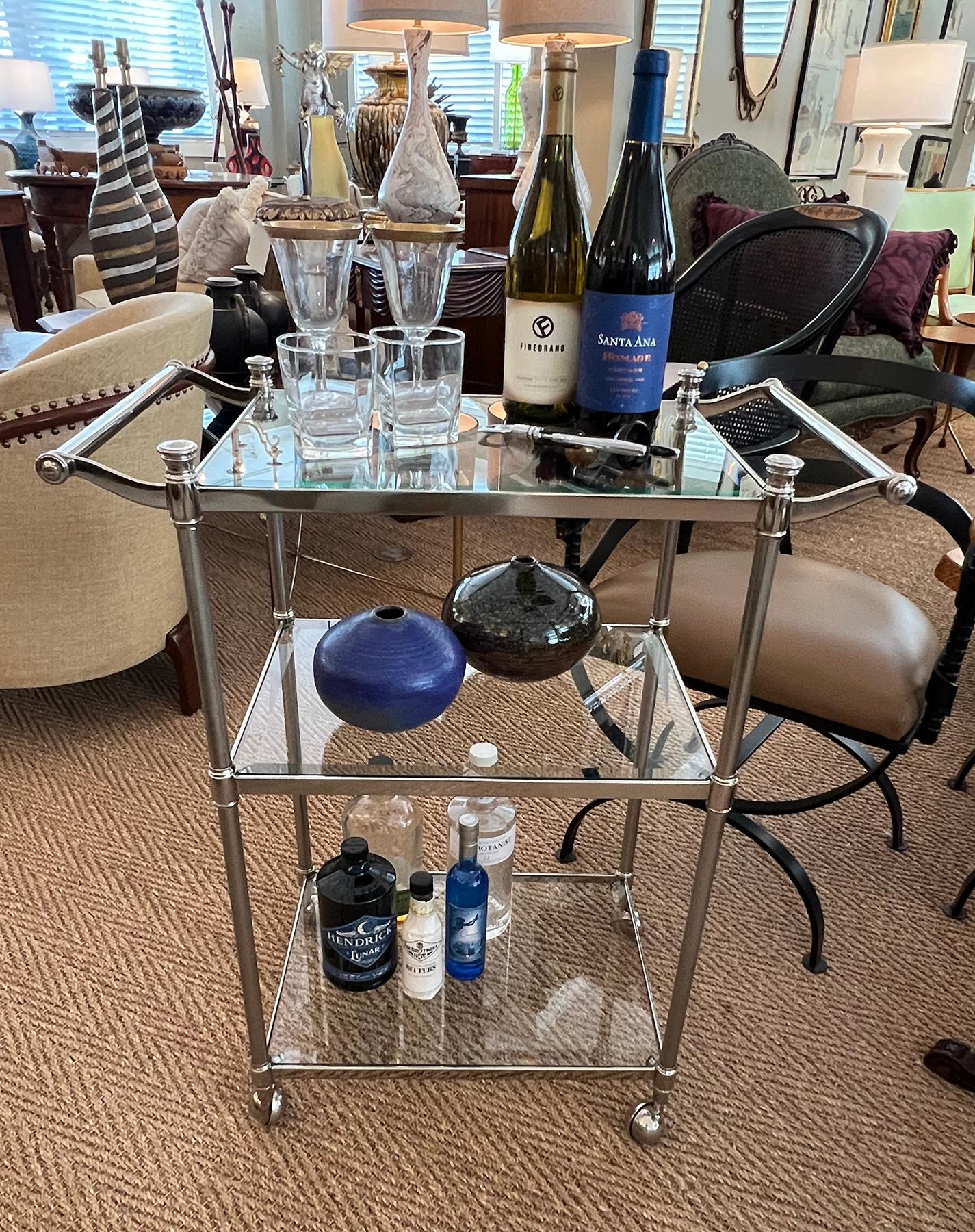 Chariot de bar/boissons français à 3 niveaux en chrome avec étagères en verre en vente 4