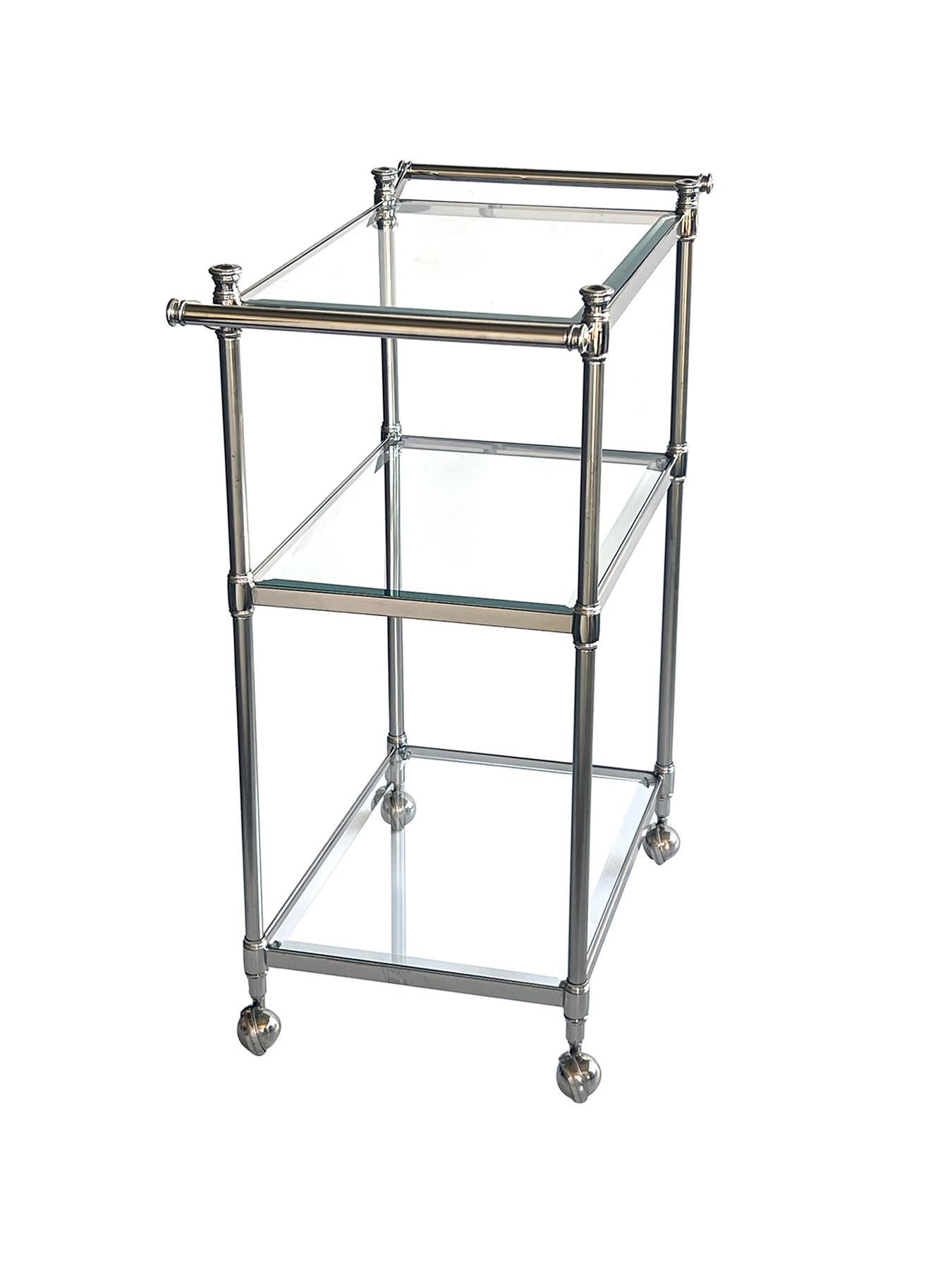 Hollywood Regency Chariot de bar/boissons français à 3 niveaux en chrome avec étagères en verre en vente