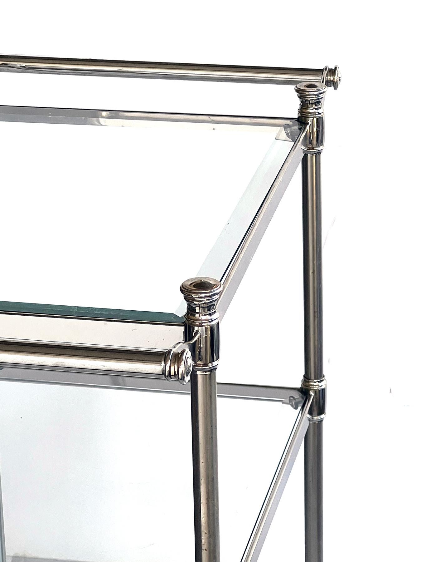 Fin du 20e siècle Chariot de bar/boissons français à 3 niveaux en chrome avec étagères en verre en vente