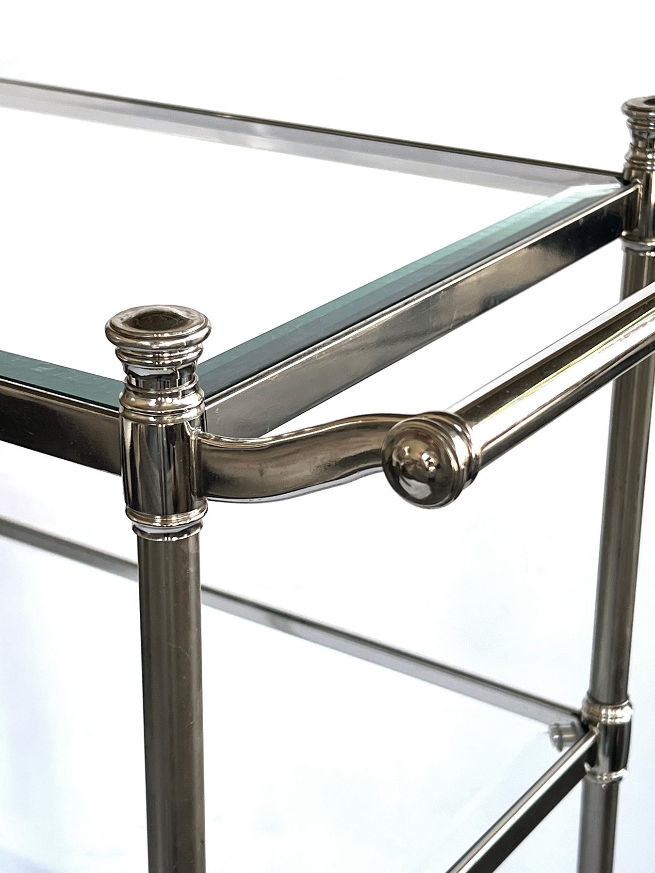 Chrome Chariot de bar/boissons français à 3 niveaux en chrome avec étagères en verre en vente