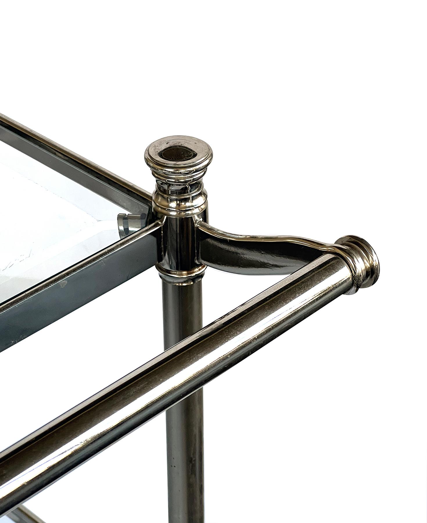Chariot de bar/boissons français à 3 niveaux en chrome avec étagères en verre en vente 1