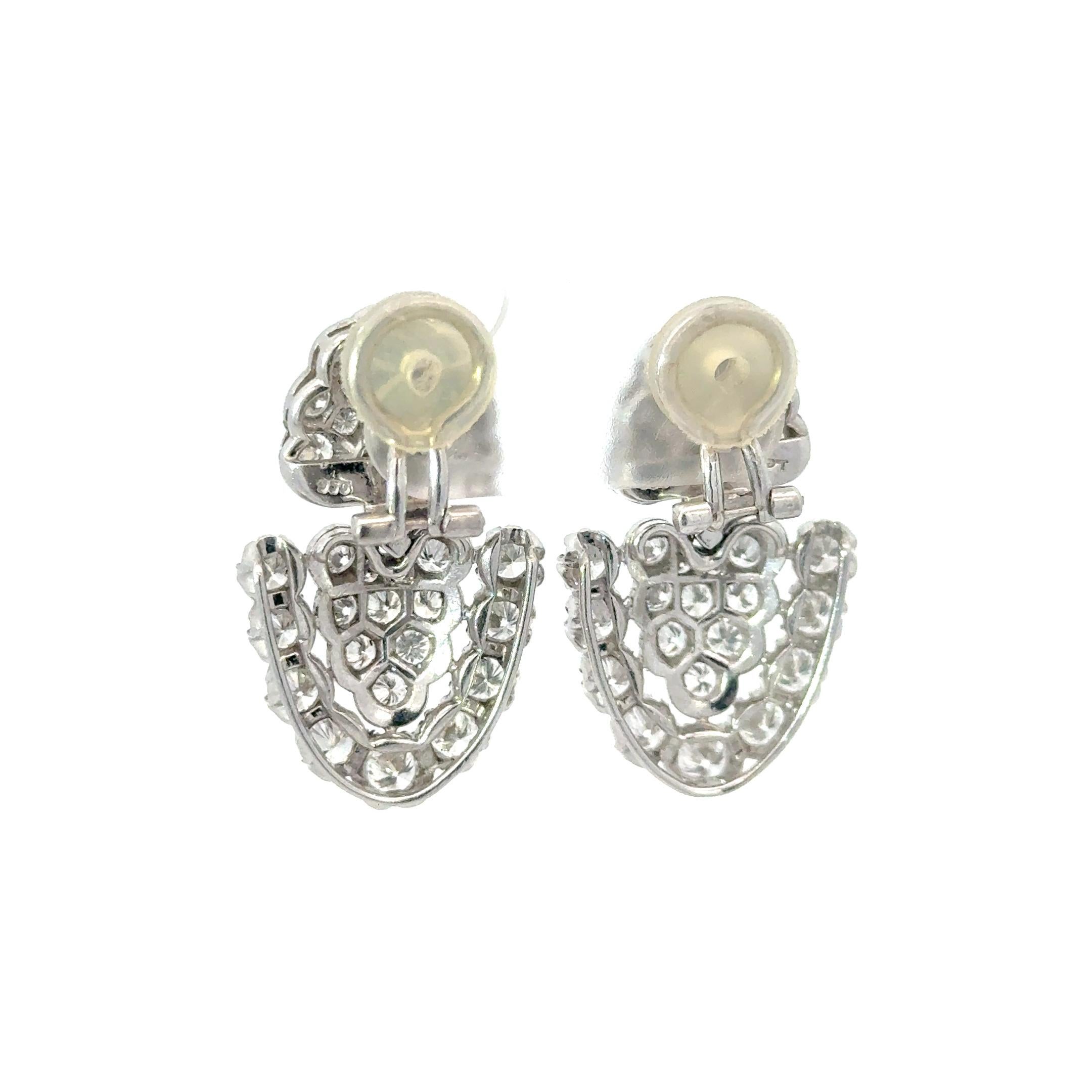 Orecchini a clip con diamanti francesi in platino. Gli orecchini presentano diamanti brillanti con taglio rotondo e marquise per un peso totale di circa 3,5 carati. Gli orecchini misurano 1,25 per 0,75 pollici e pesano 17 grammi.