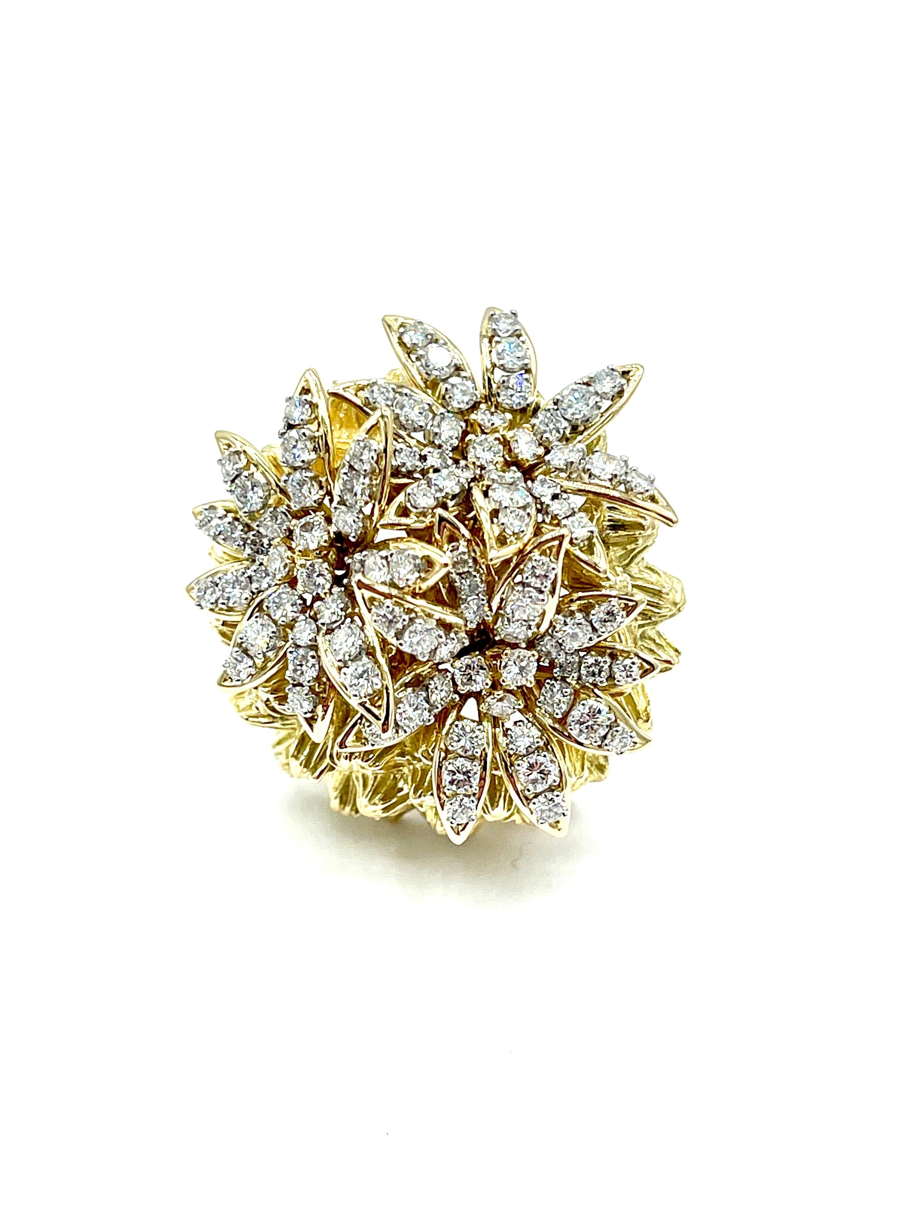 Magnifique broche en diamant et or jaune 18 carats de fabrication française !  La broche est composée de trois fleurs rondes en diamant brillant reposant sur un dôme texturé détaillé en or jaune 18 carats.  Les diamants ont un poids total de 2,60