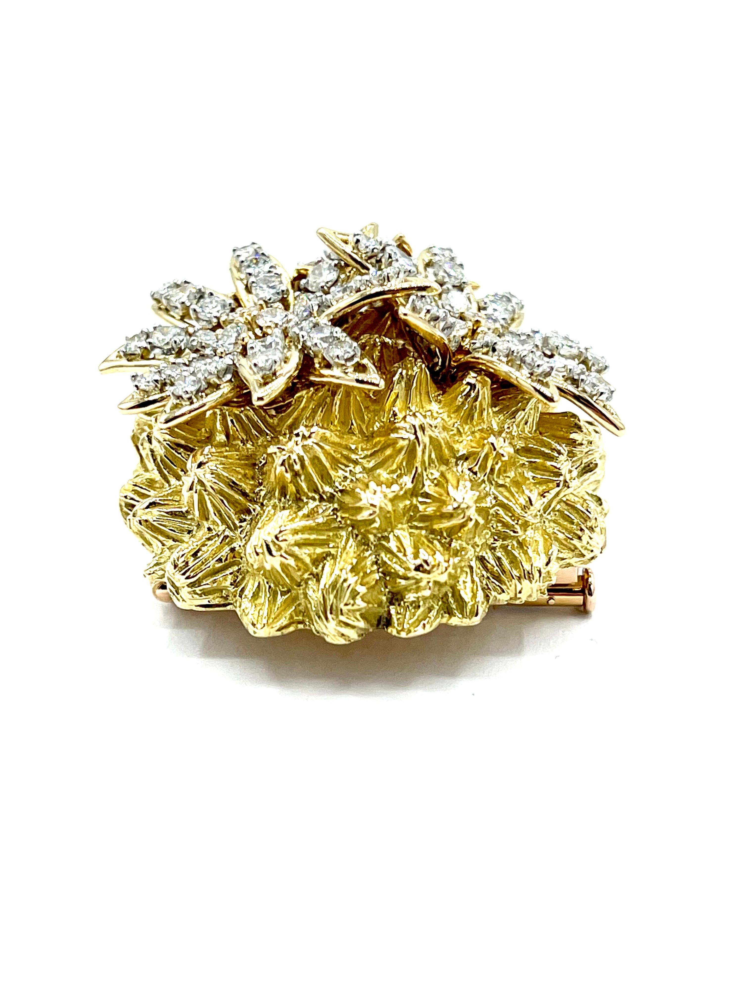 Broche florale française de 3,60 carats de diamants ronds et brillants en forme de dôme 18k en vente 1