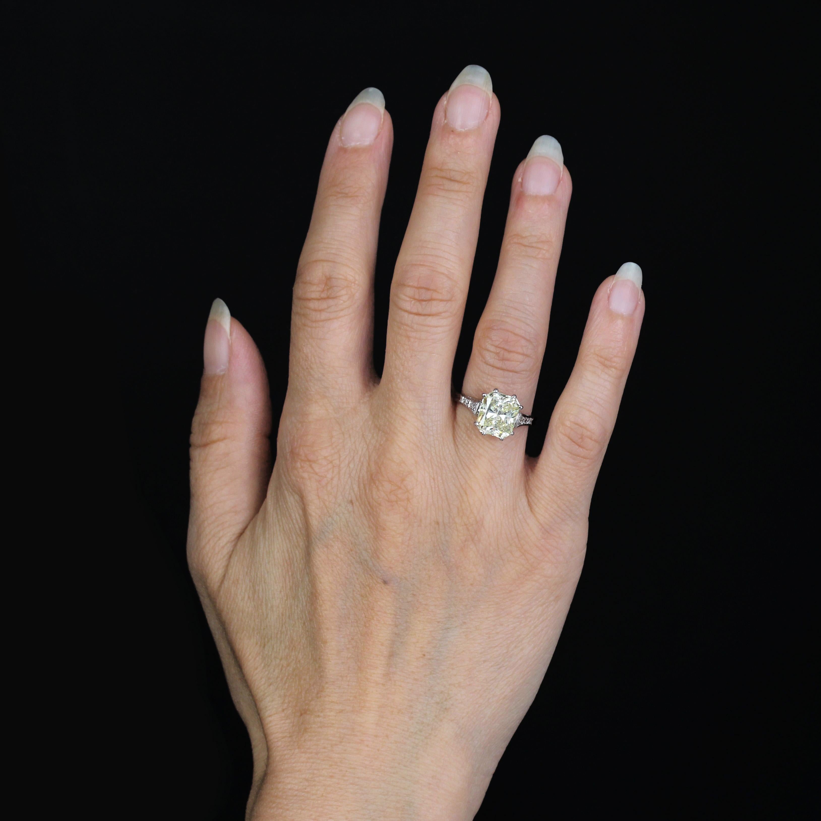 Ring in platinum, dog head hallmark.
Magnificent ring of French creation, it is decorated on its top with an emerald- cut yellow diamond held with claws. The mounting and the departure of the ring are decorated with small modern brilliant- cut