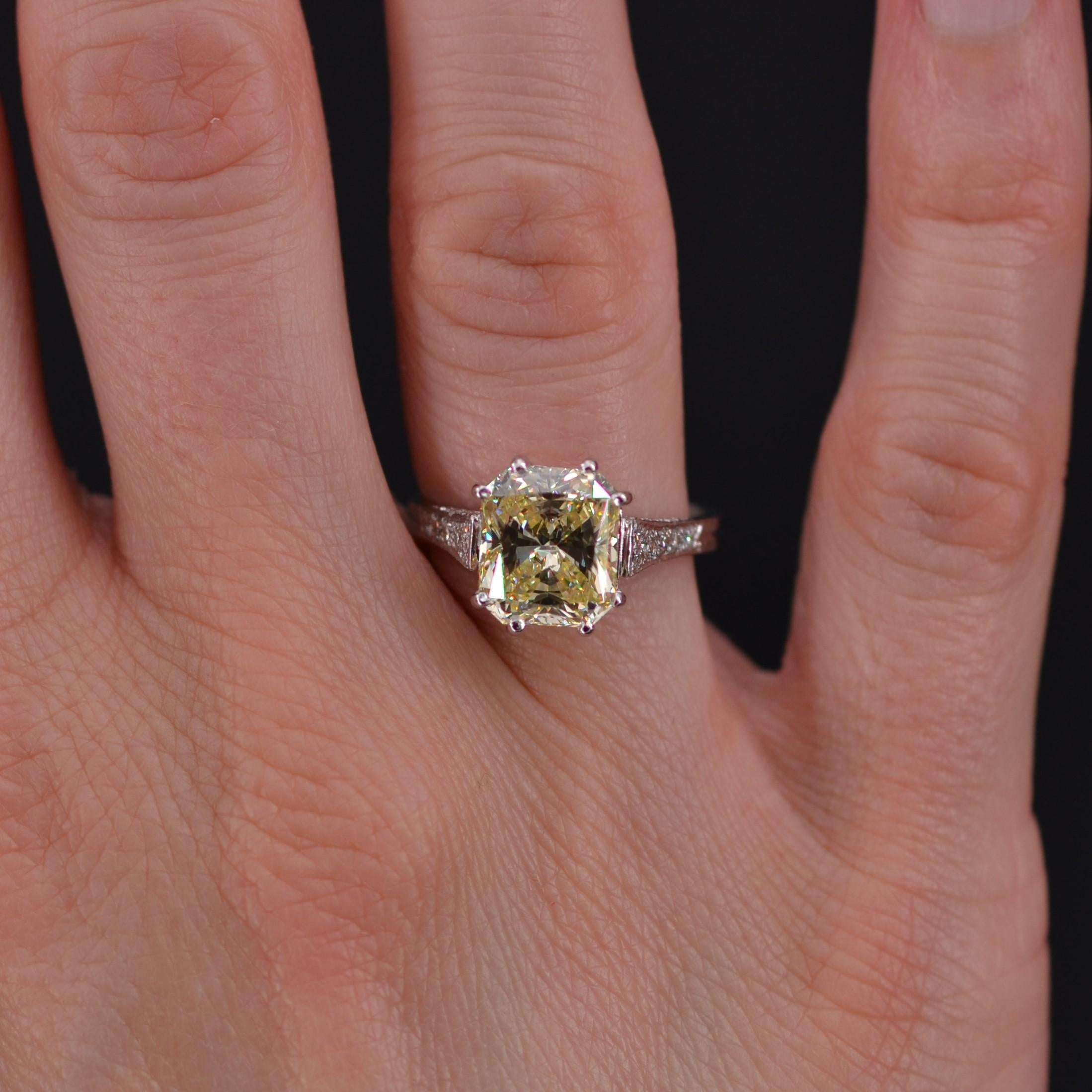 French 3.65 Carat Fancy Yellow Emerald Cut Diamond Platinum Ring In Excellent Condition For Sale In Poitiers, FR