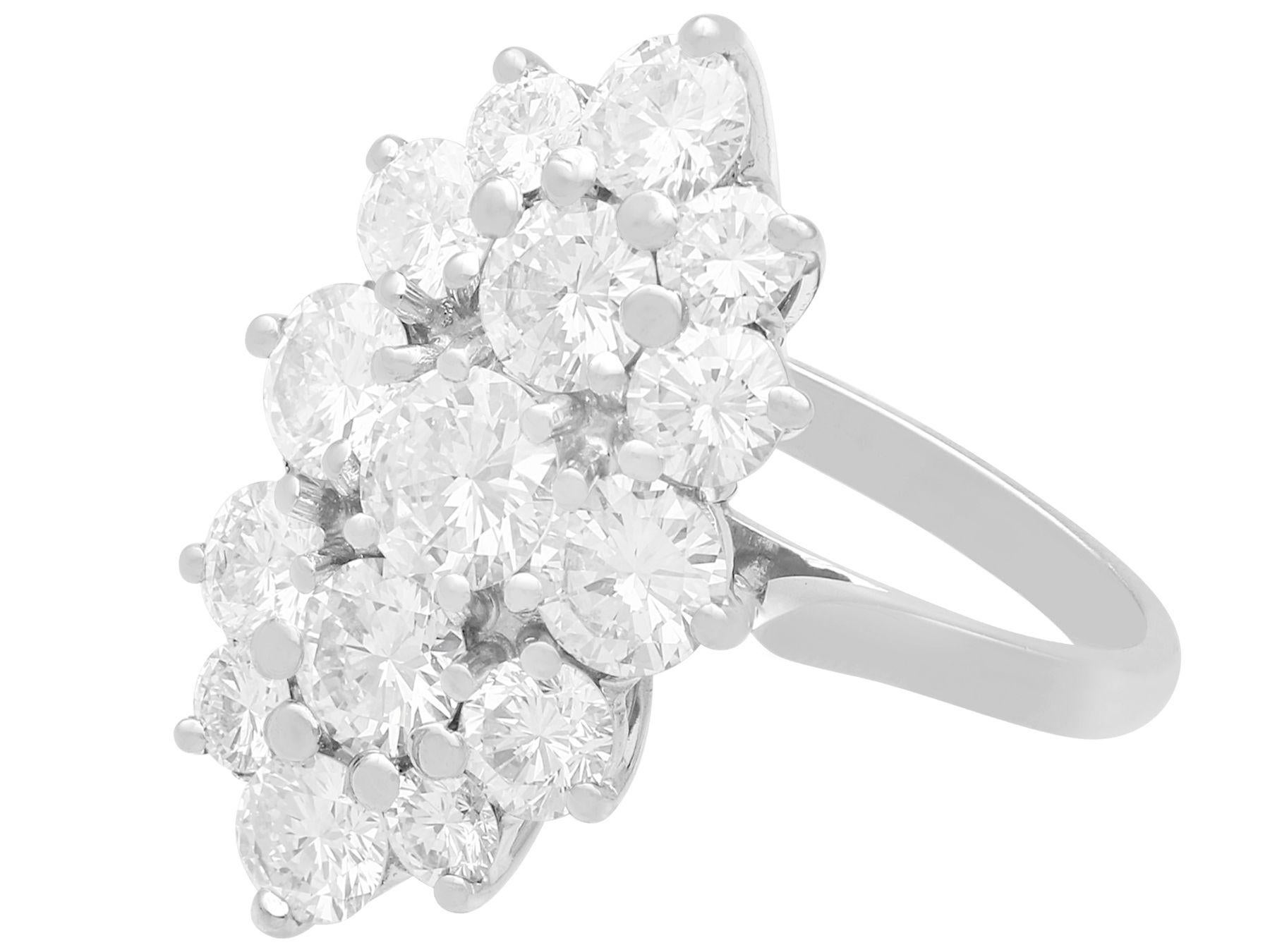 Cluster-Ring aus Weißgold mit 3,96 Karat Diamanten (Rundschliff) im Angebot