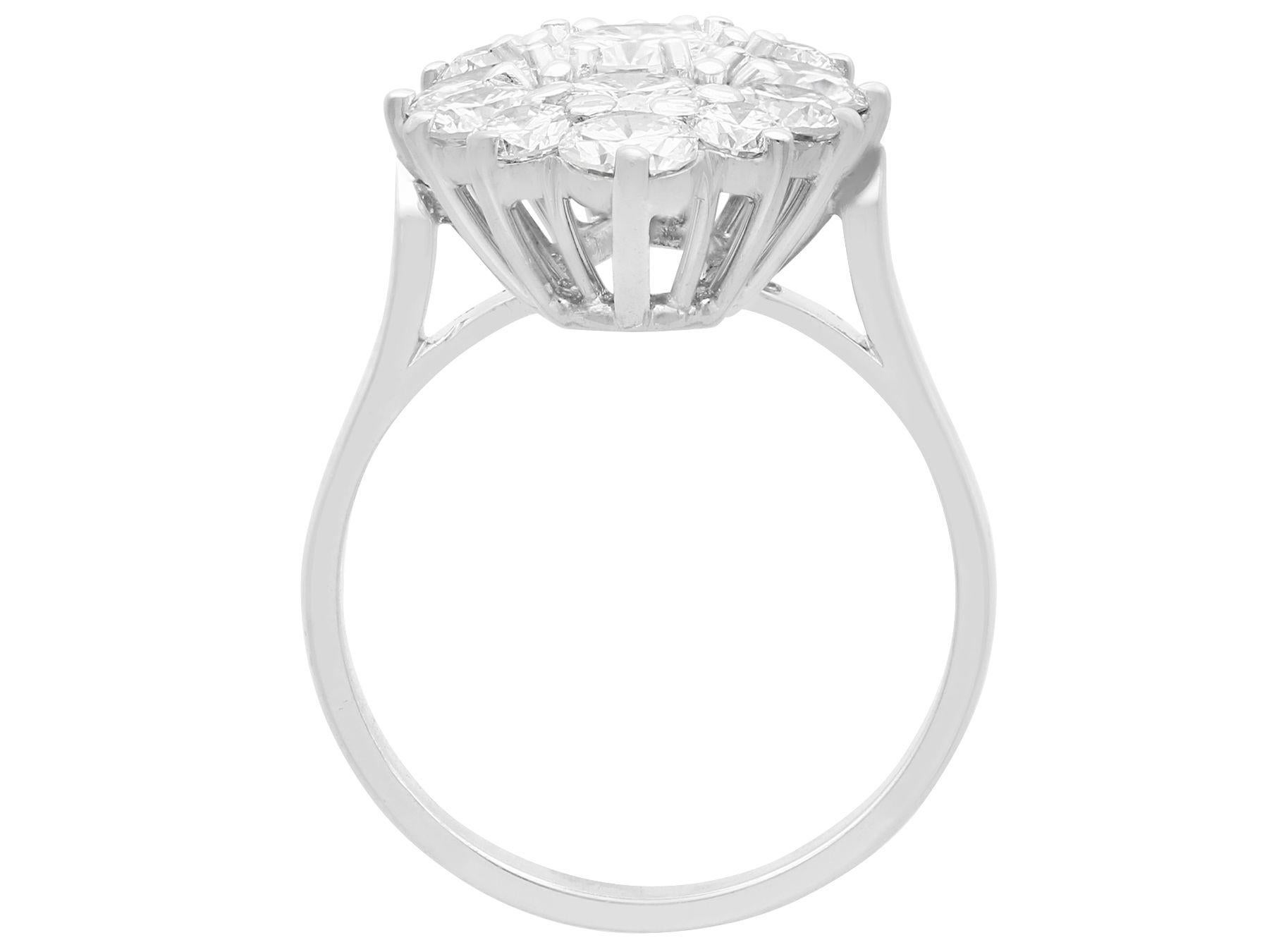 Cluster-Ring aus Weißgold mit 3,96 Karat Diamanten für Damen oder Herren im Angebot