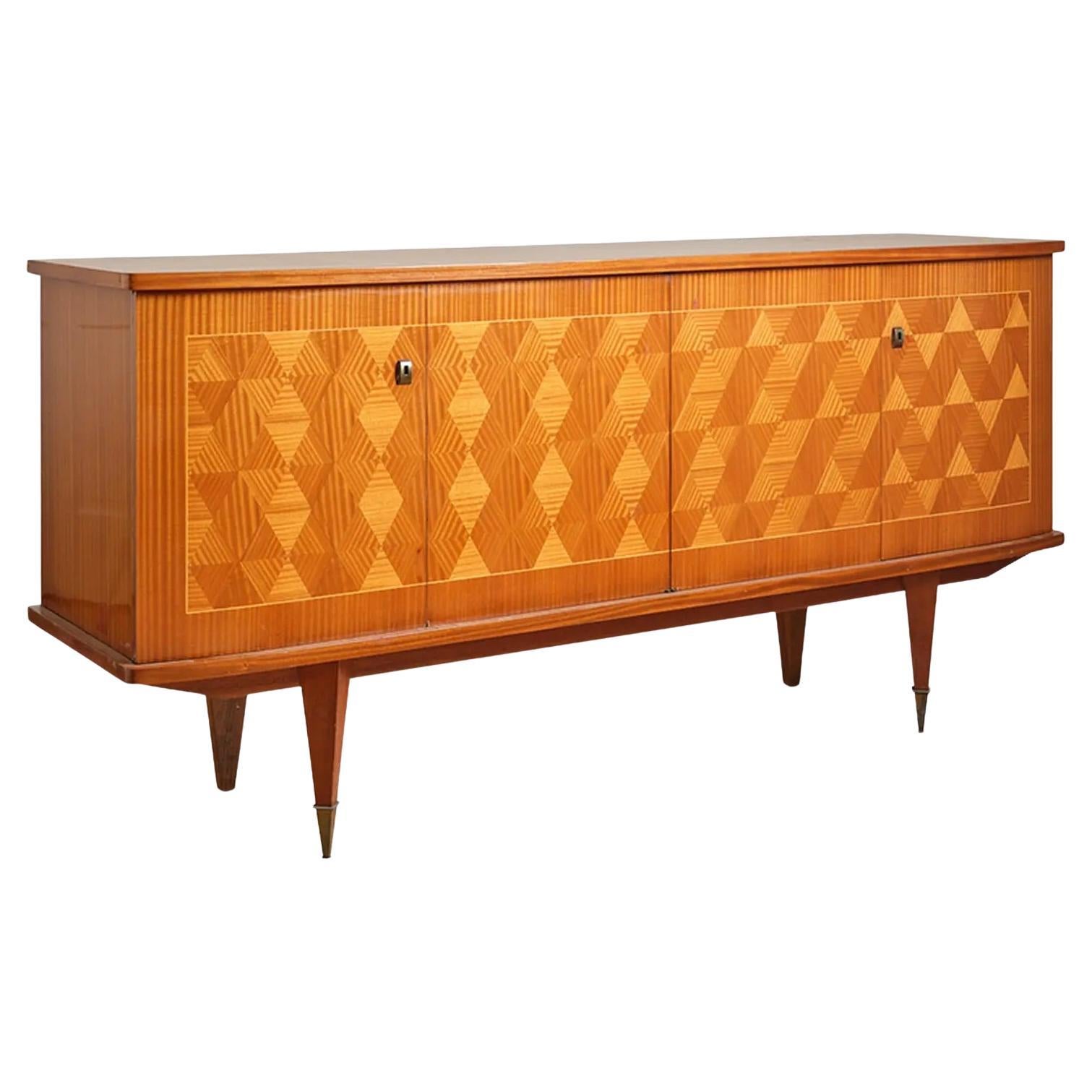 Aparador francés de 4 puertas Cara de parqué e interior de sicomoro C. 1960 en venta