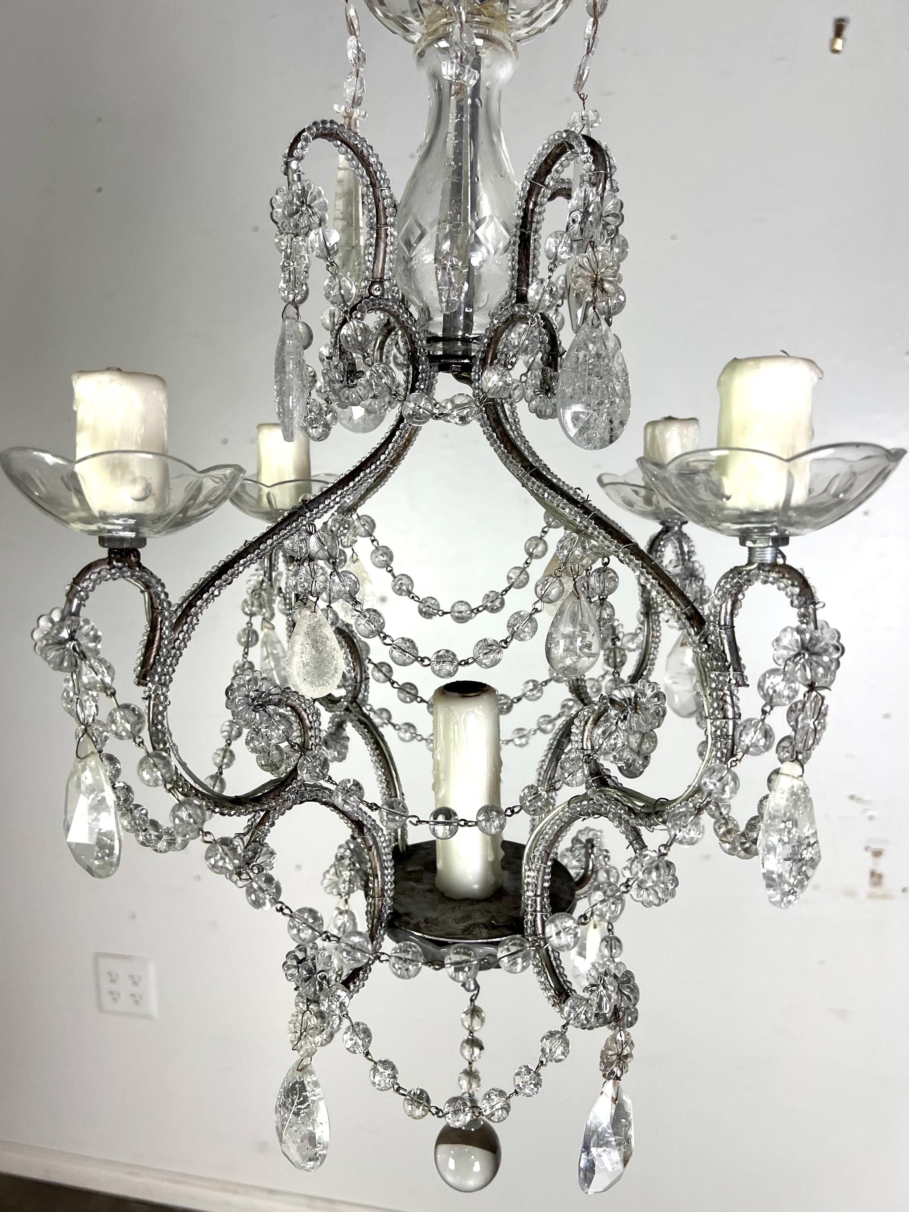 Rococo Lustre français à 4 lumières en cristal de roche et perles C. 1930's en vente