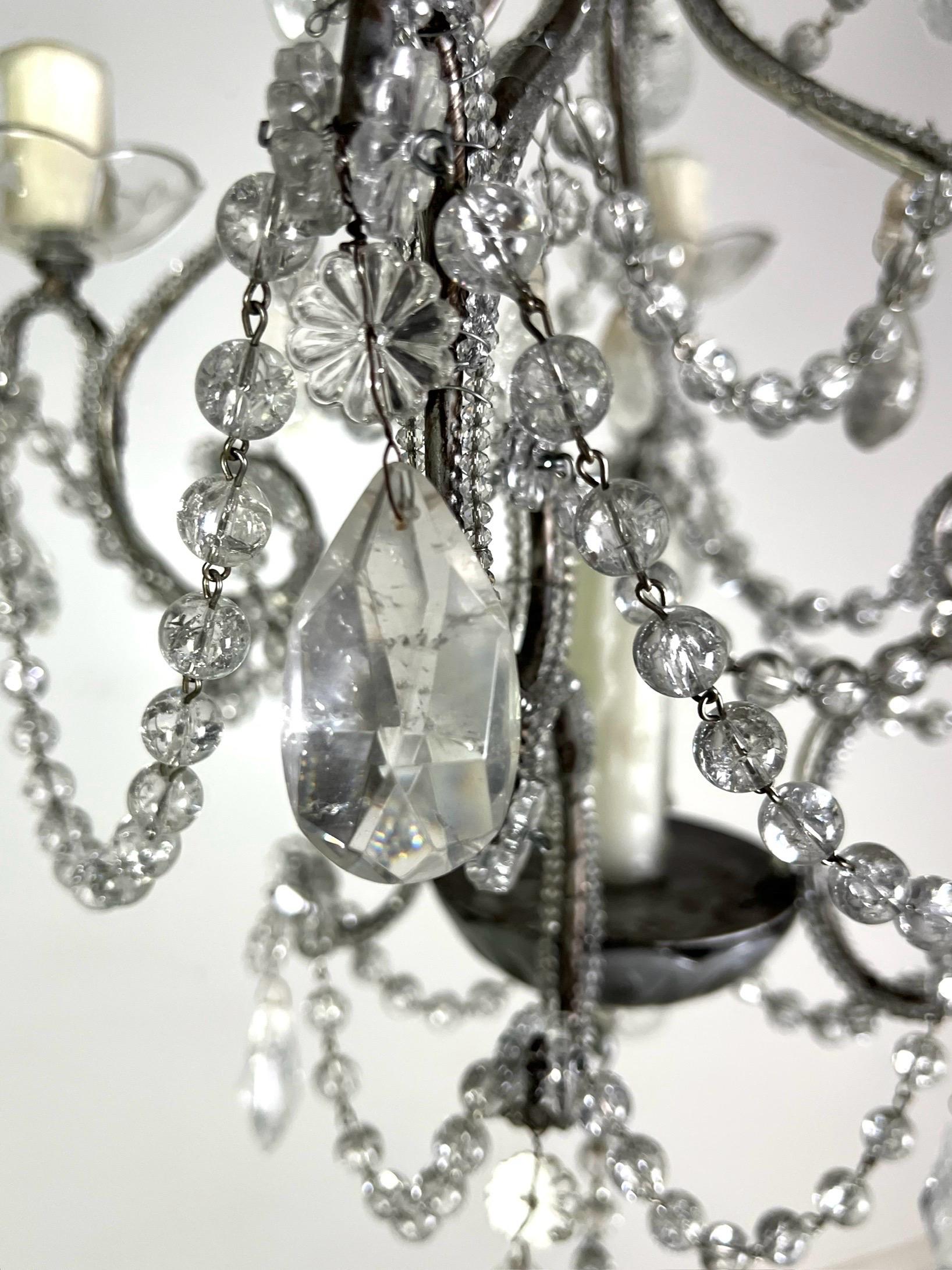 Français Lustre français à 4 lumières en cristal de roche et perles C. 1930's en vente