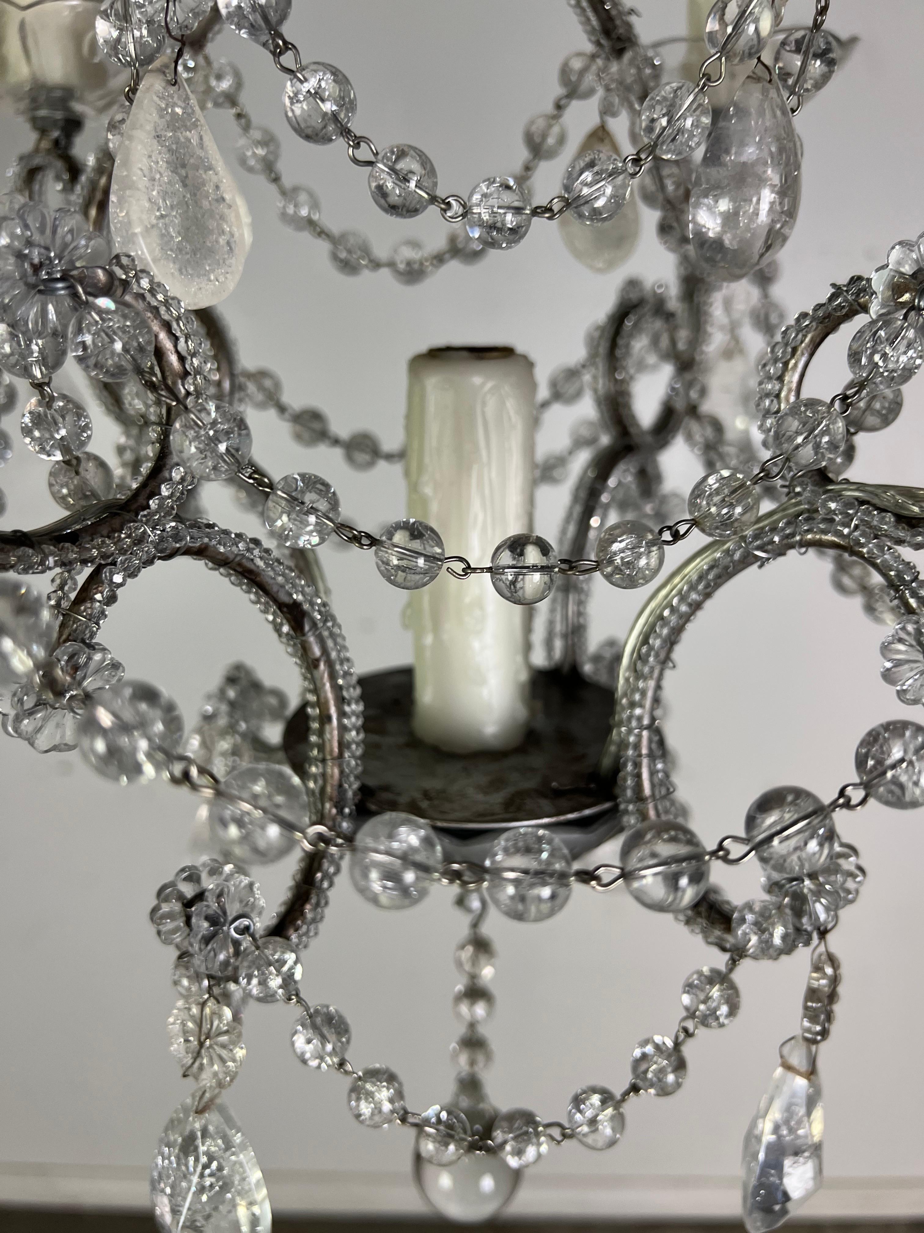 Milieu du XXe siècle Lustre français à 4 lumières en cristal de roche et perles C. 1930's en vente