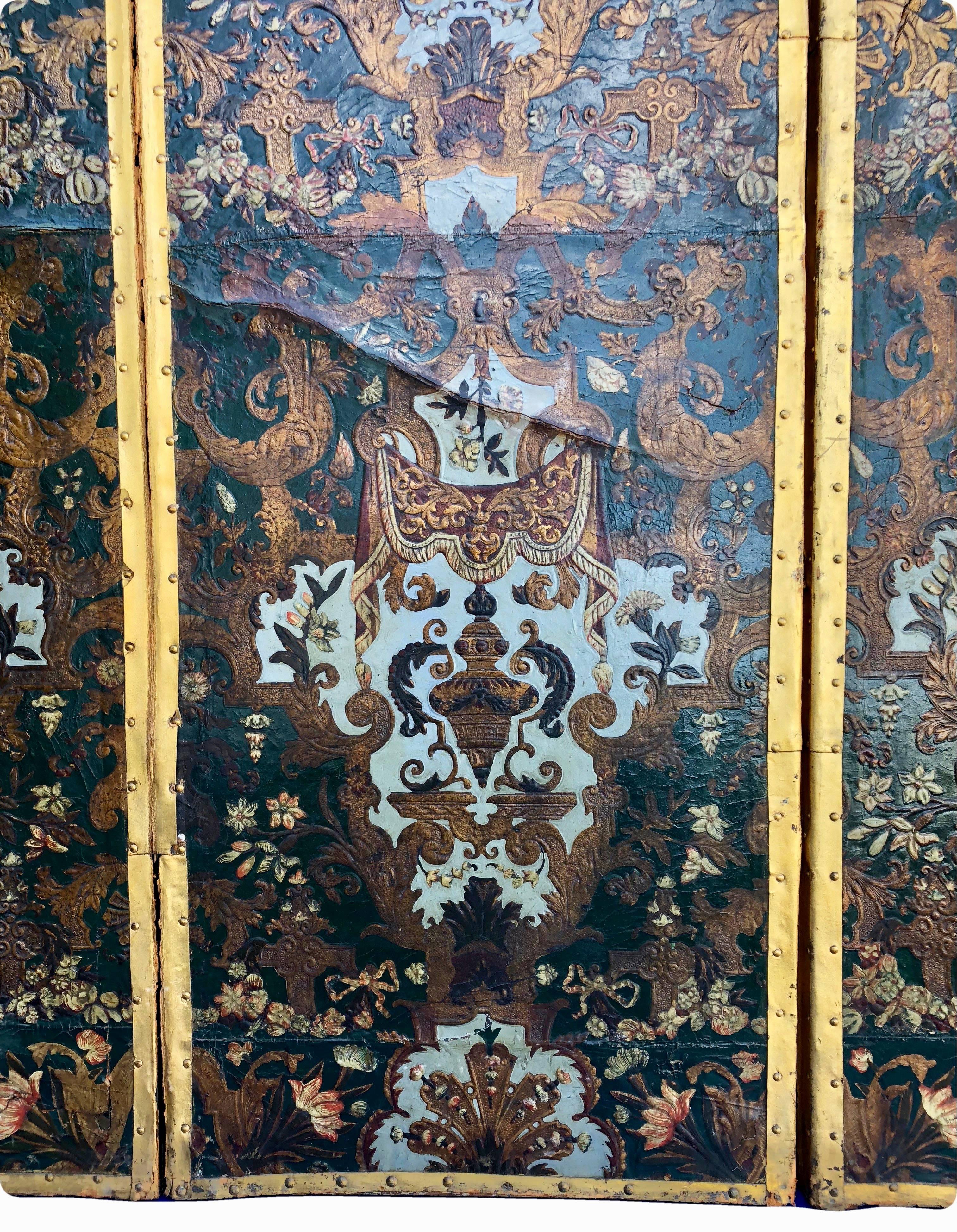 French Four-Panel Embossed Leather Divider with Gilt, Louis XIV, 18th Century For Sale 2