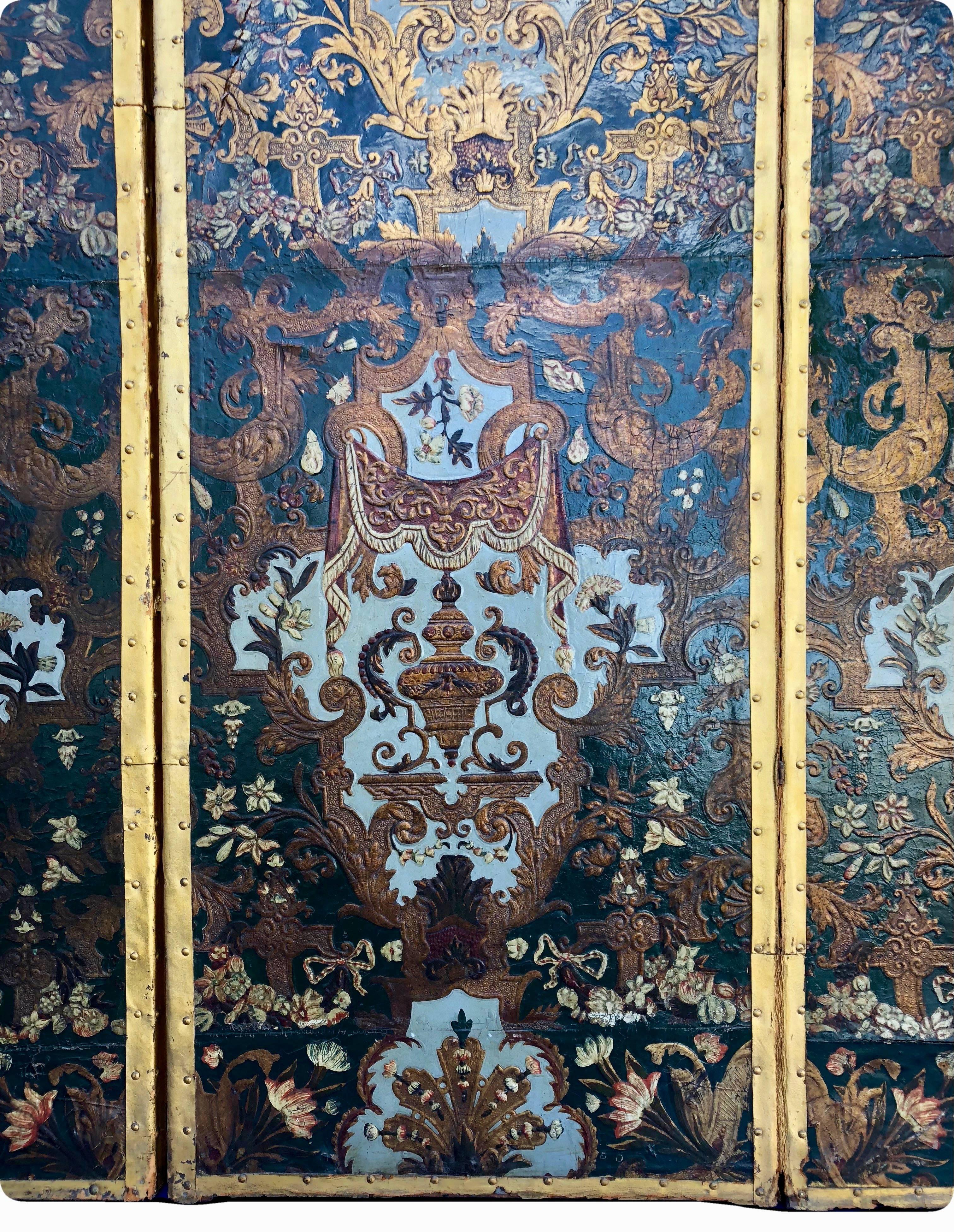 French Four-Panel Embossed Leather Divider with Gilt, Louis XIV, 18th Century For Sale 3