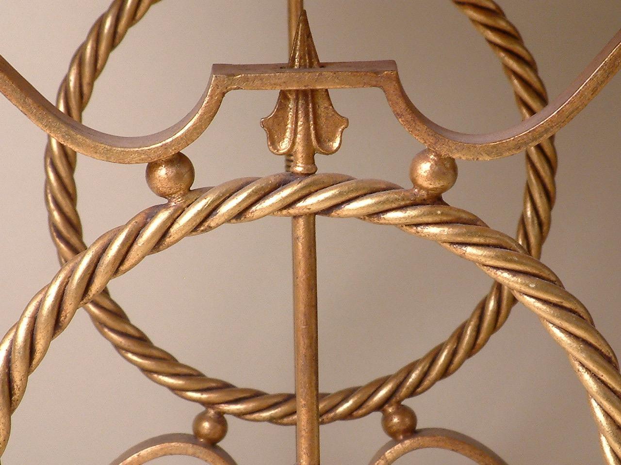 Table basse Art déco française des années 1940 en fer forgé doré avec plateau en marbre d'origine dans le style d'André Arbus, vers 1945. Mesures : 43.5 de long x 18,5 de large x 21 de haut.
