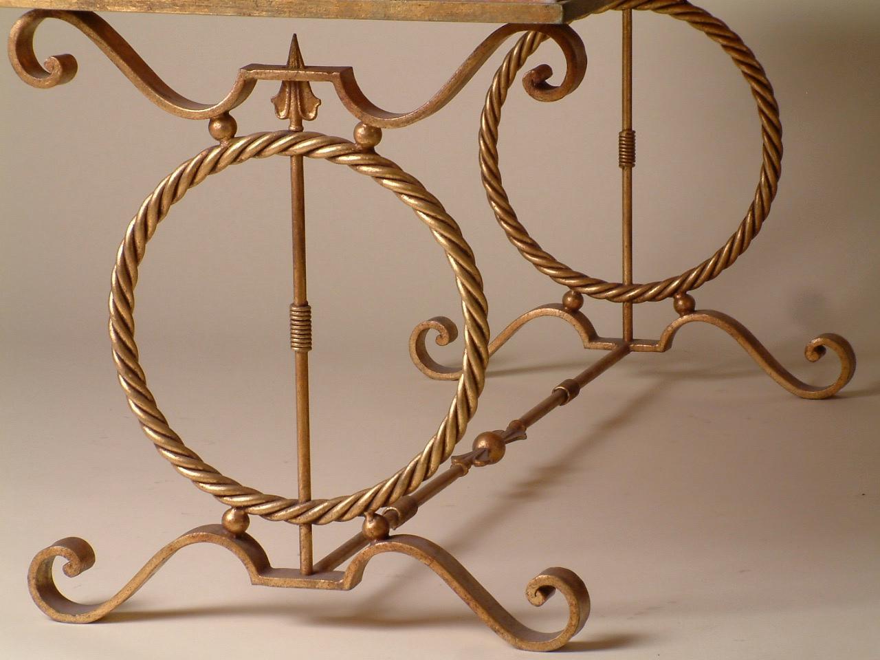 Art déco Table basse en fer forgé doré de style André Arbus des années 1940 avec plateau en marbre d'origine en vente