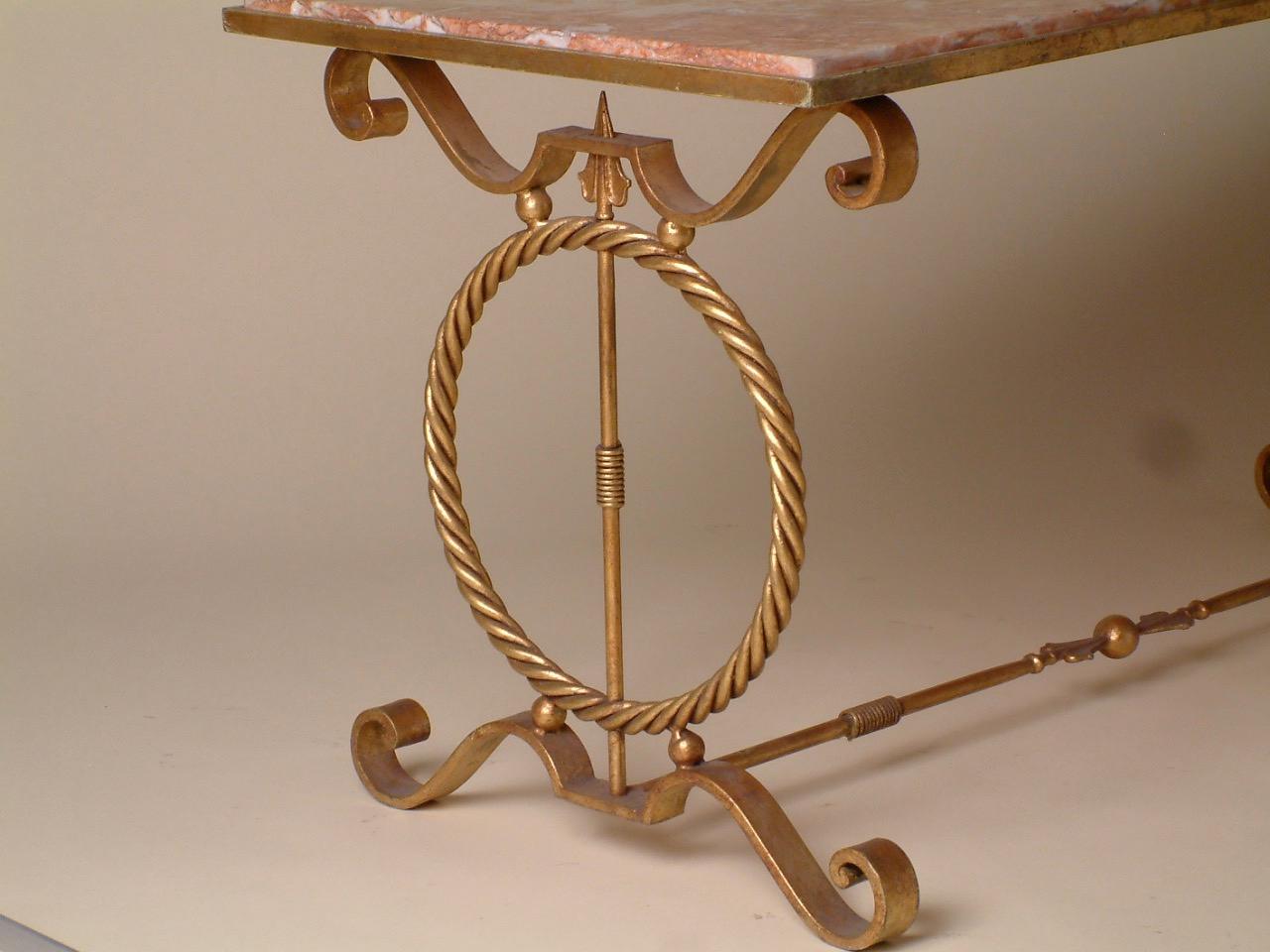 Français Table basse en fer forgé doré de style André Arbus des années 1940 avec plateau en marbre d'origine en vente
