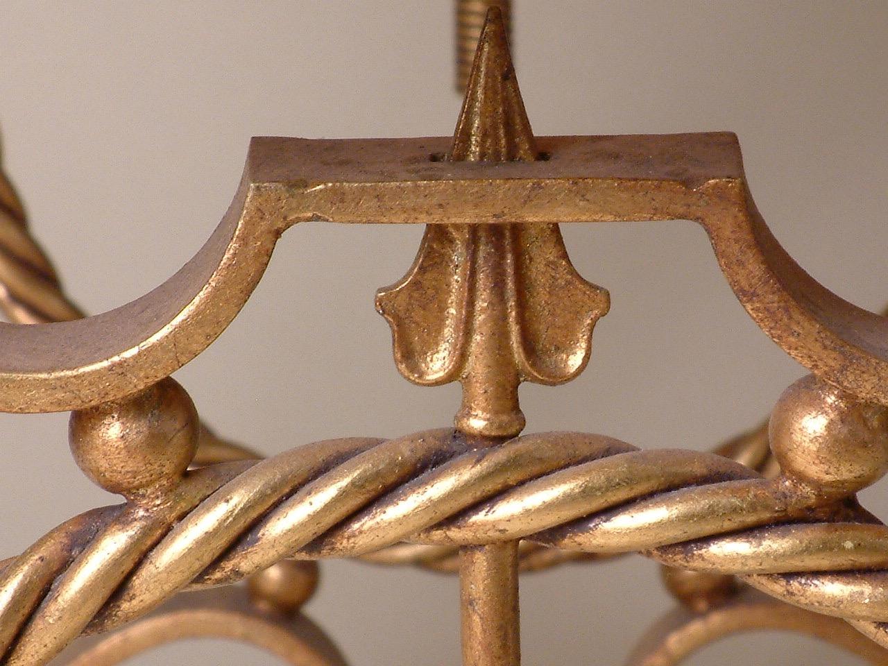 Vergoldeter Couchtisch aus geschmiedetem Eisen im Andre-Arbus-Stil aus den 1940er Jahren mit Original-Marmorplatte im Zustand „Gut“ im Angebot in Philadelphia, PA