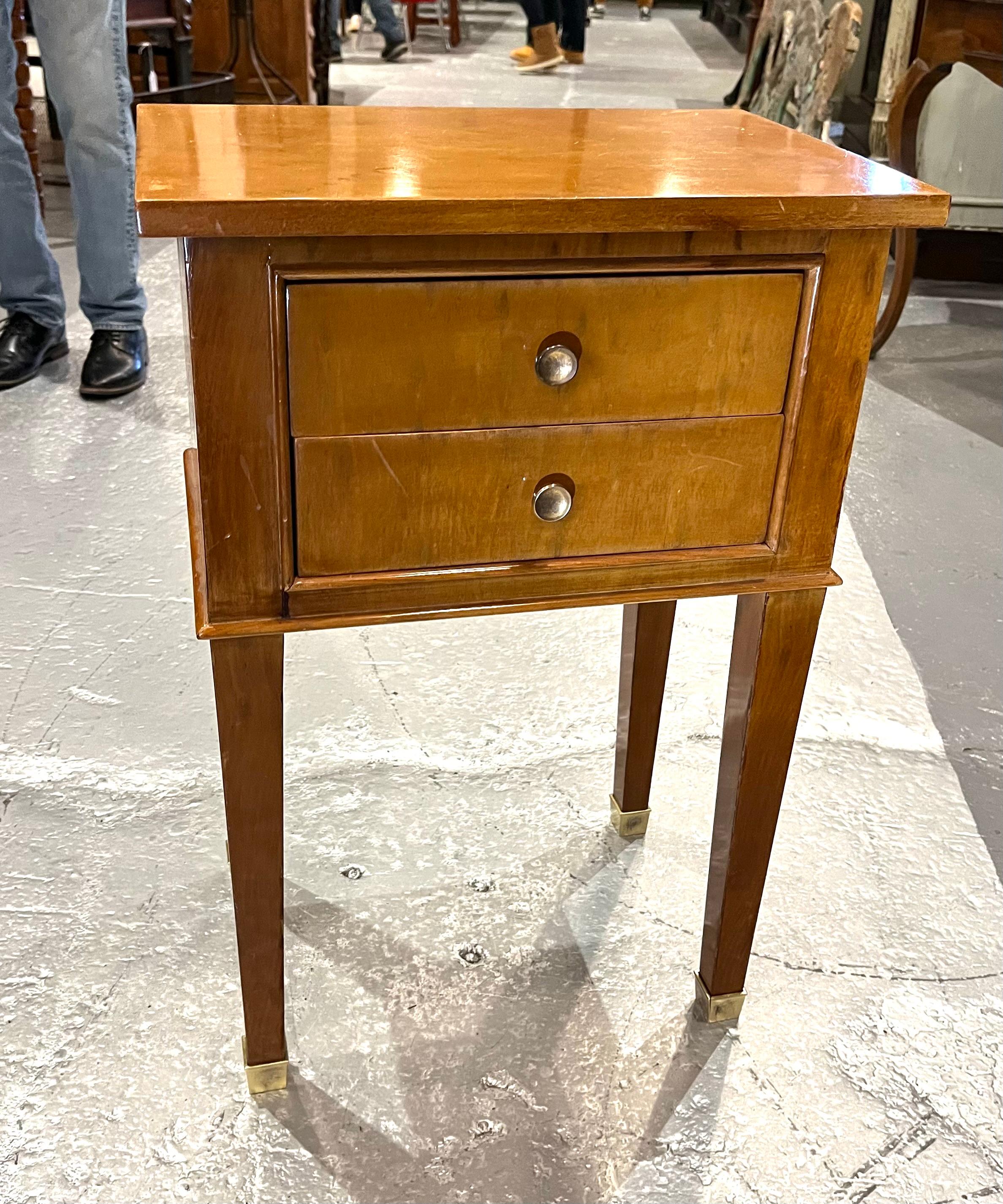 Table de nuit à deux tiroirs des années 1940 dans le style d'Andre, en sycomore avec des boutons et des pieds en laiton. 