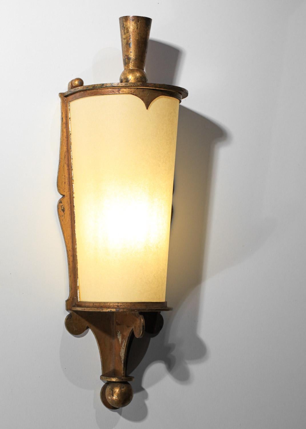 French 40's wall light in gilded steel and paper diffuser In Good Condition For Sale In Lyon, FR