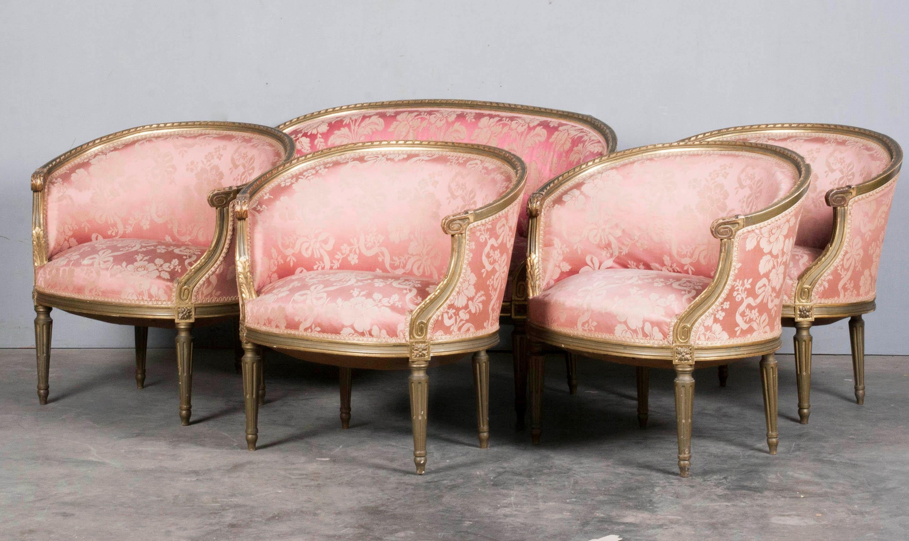 5-piece charming set of seating furniture. The set consists of 4 chairs and a sofa.
The style is Louis XVI, this can be seen from the characteristics of the rotating ribbon in the carvings.
The woodwork is partly gilt and partly green patinated.