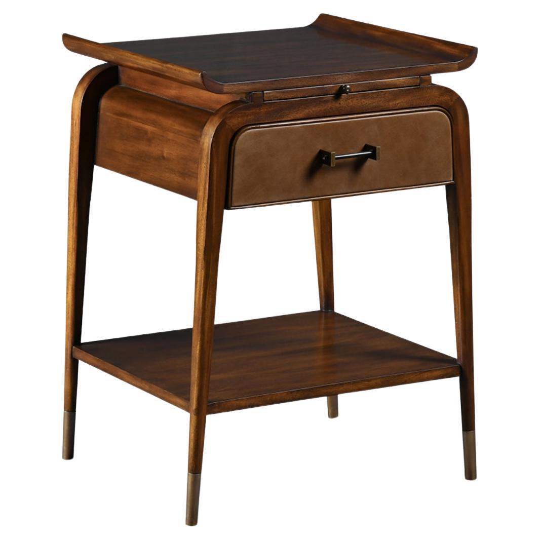 Table de chevet Auville en bois des années 50 avec influences orientales, tiroir en cuir en vente