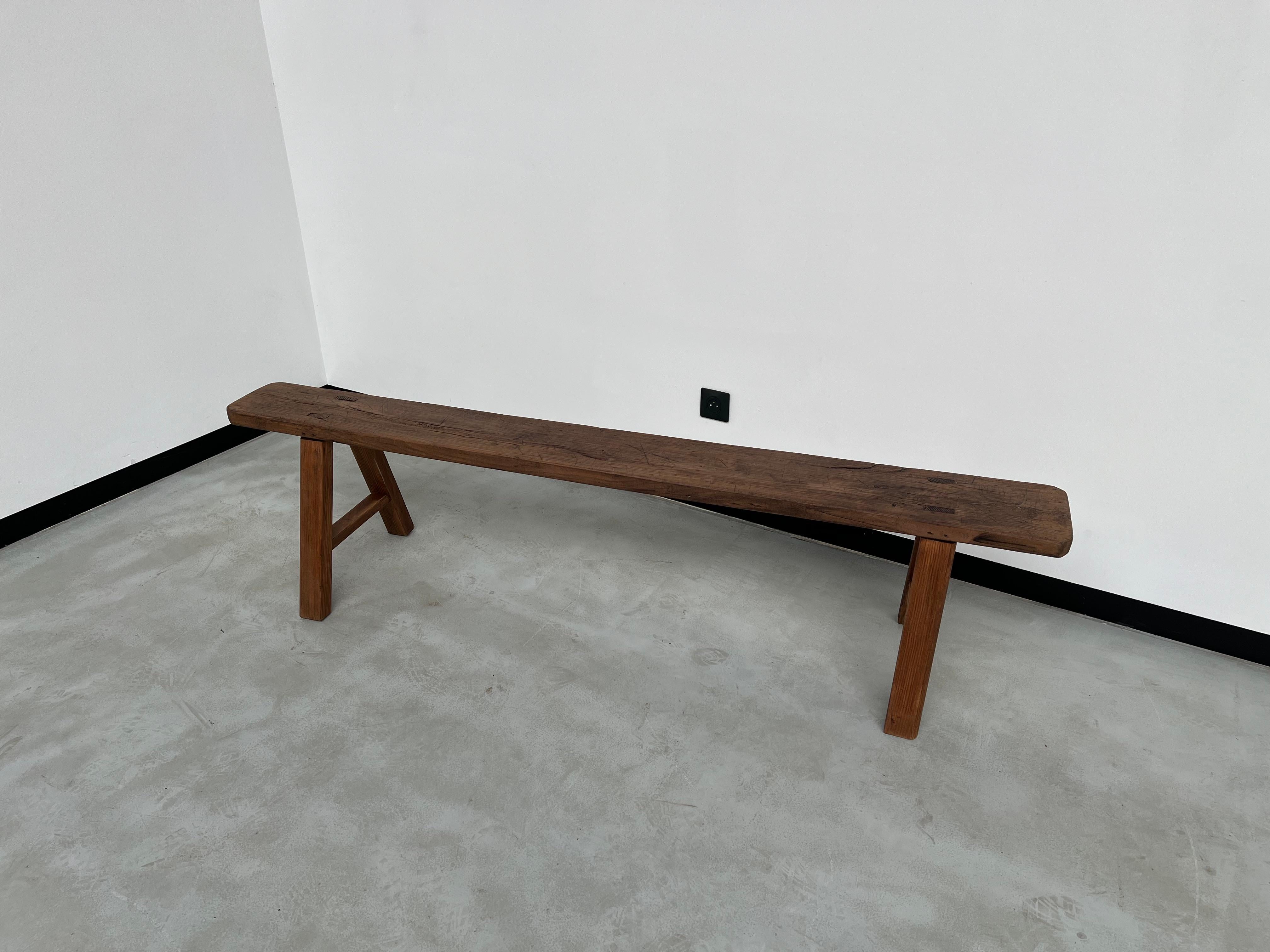 Maison Lecan offers you this fully restored and varnished farm bench. From the 50s, it has a pretty veining and will fit perfectly into many interior decorations. Note that its legs are made of solid acacia and were replaced in the past by the