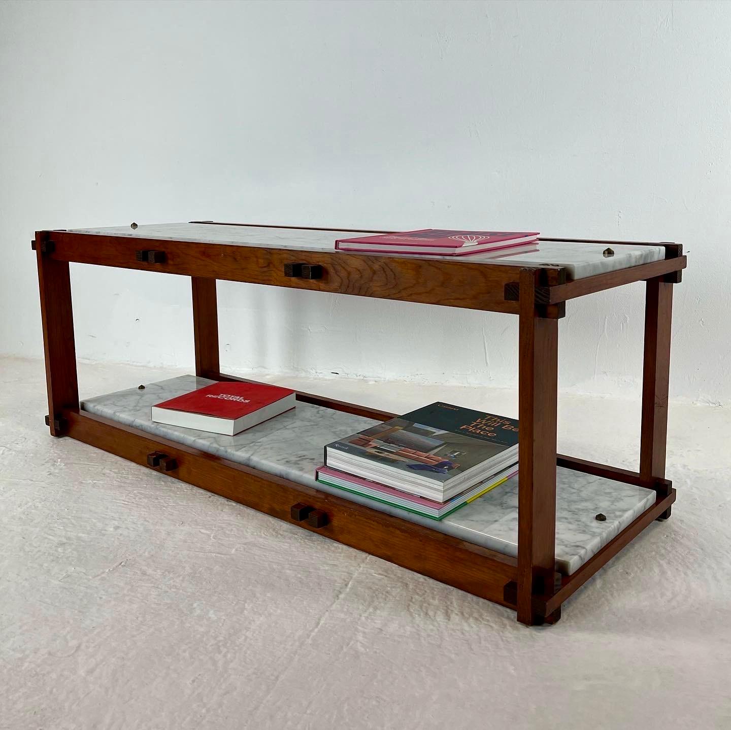 Superb modernist shelf from the 80s with interlocking reminiscent of the creations of sornay or chapo. It is adorned with two white marble tops in perfect condition, without any scratches with a shiny finish. A very beautiful highly decorative