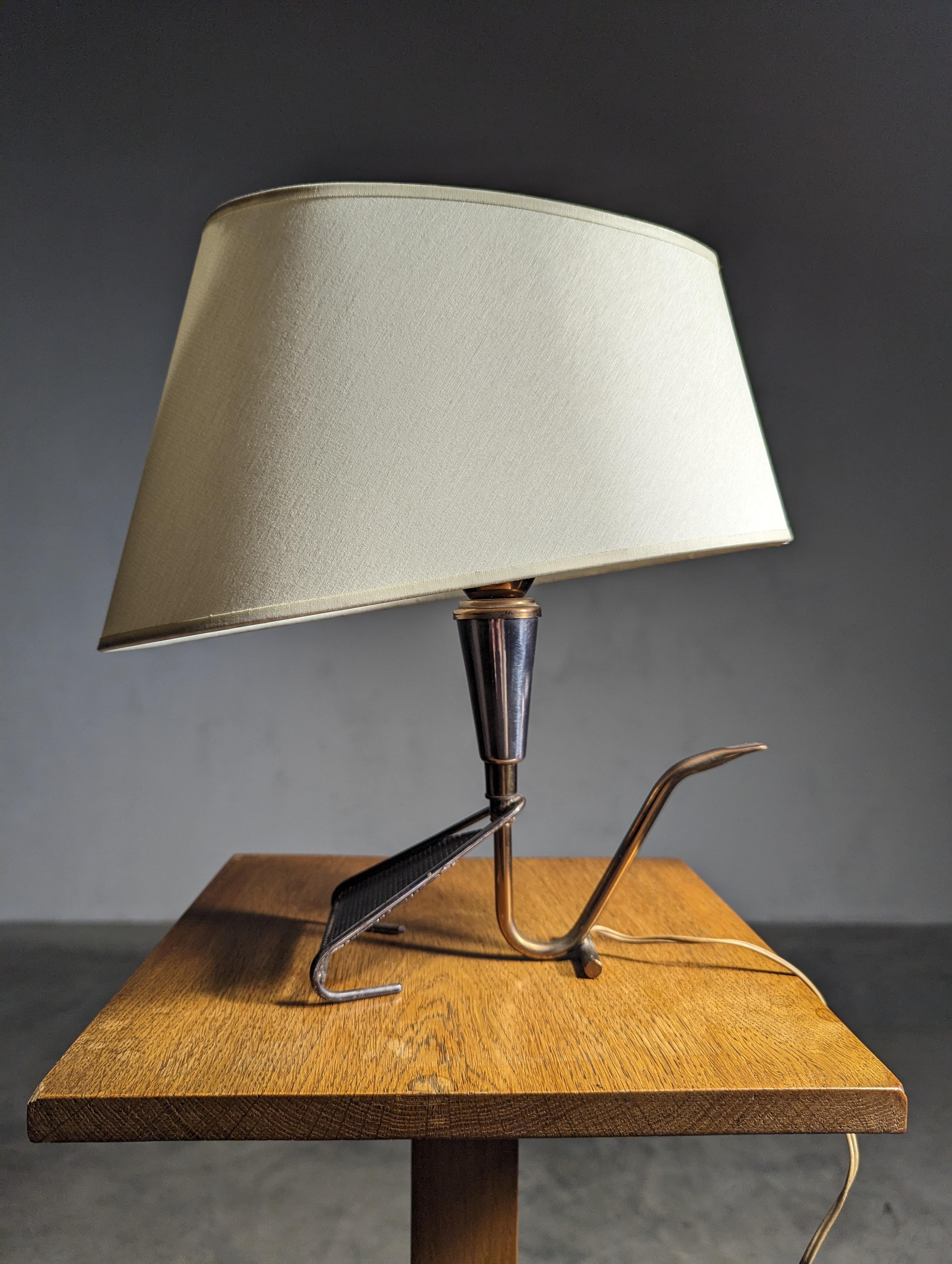 Französische Tischlampe in Messing aus den 50er Jahren von Maison Arlus mit Lampenschirm.
Hergestellt aus Messing und Metallteilen mit einer Patina aus 