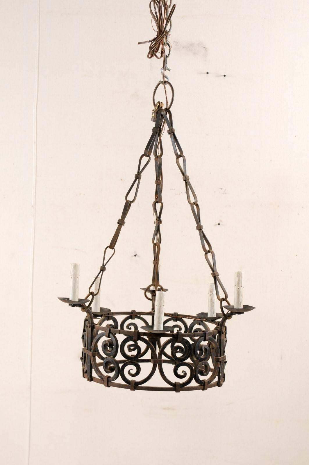 Lámpara de araña francesa de 6 luces de hierro ornamentado con motivo de roleos en C y cadenas enlazadas con lazos Forjado en venta